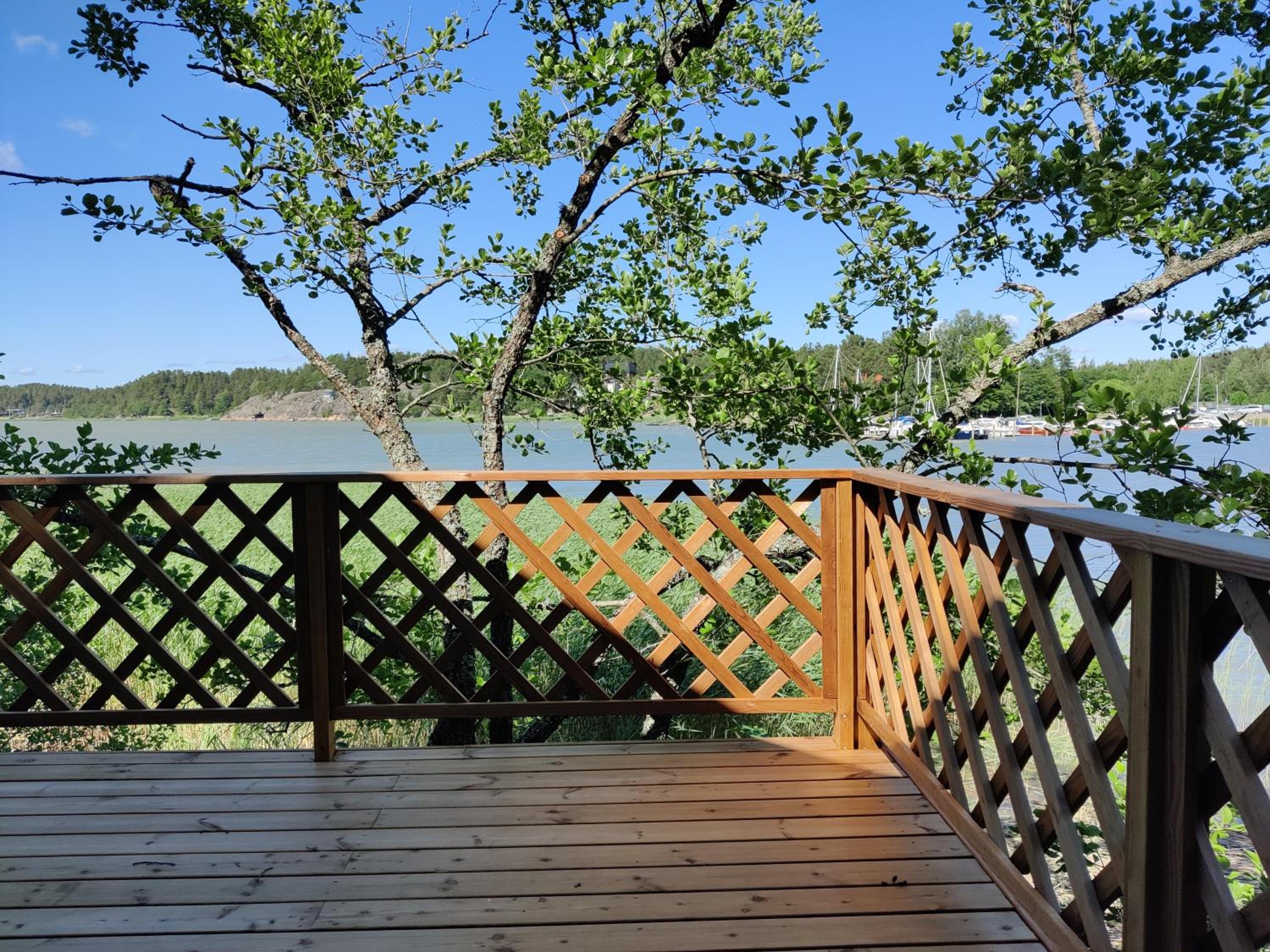 Naantalissa idyllinen, pieni merenrantamökki
