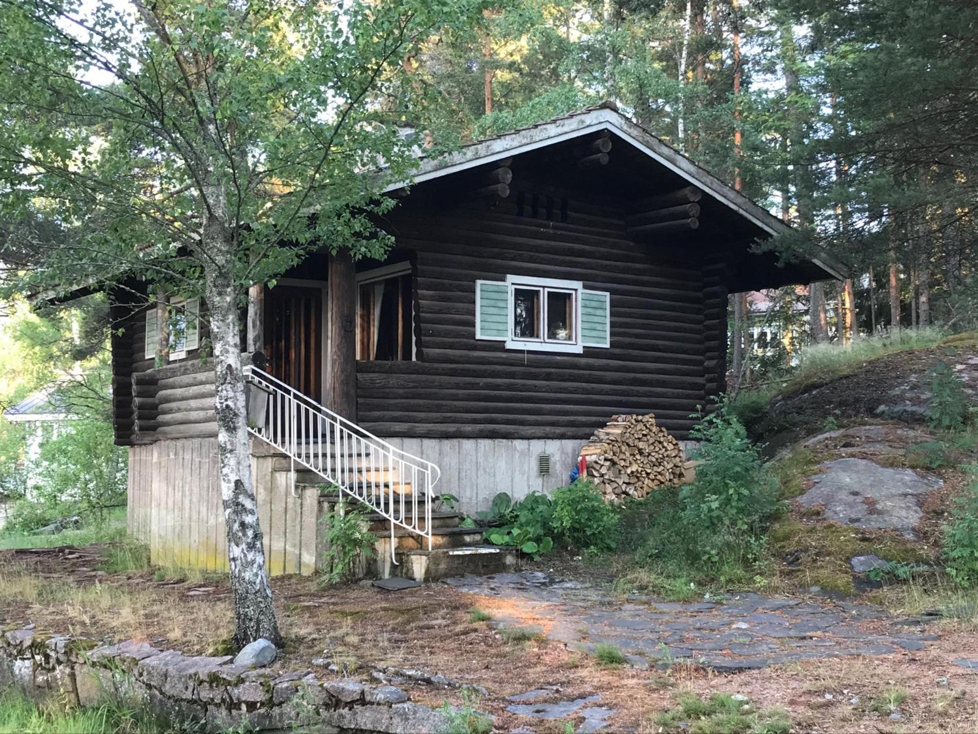 Naantalissa idyllinen, pieni merenrantamökki
