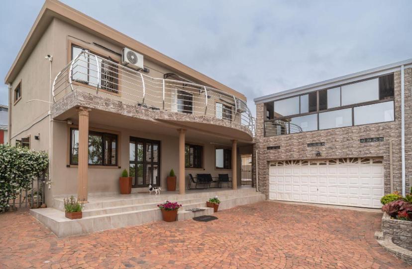 Hotel Four Bedroom House With Gym