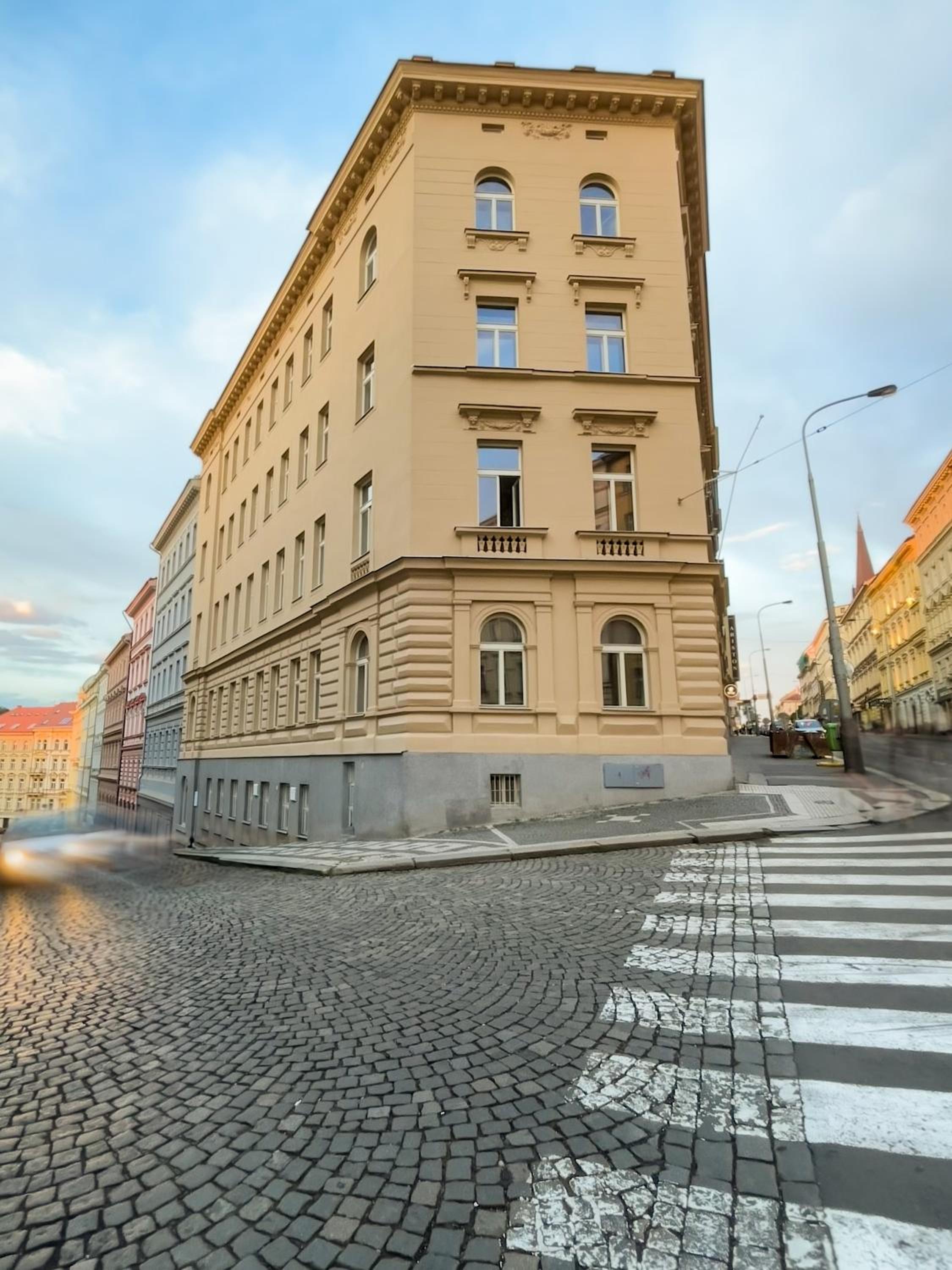 Modern & spacious apartment near the old town