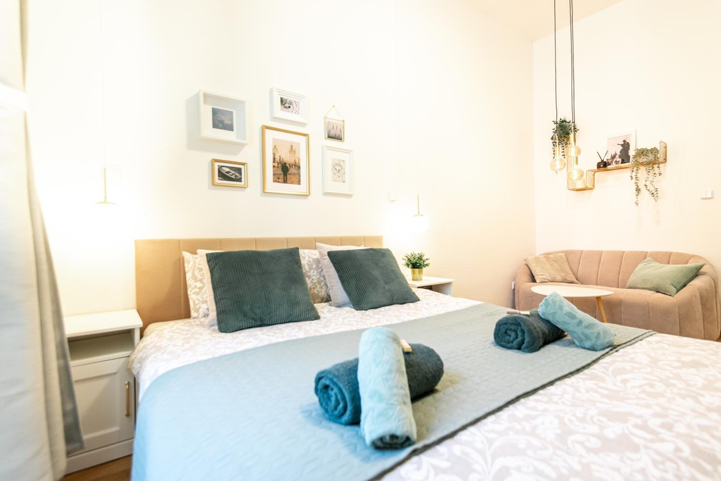 Modern & spacious apartment near the old town