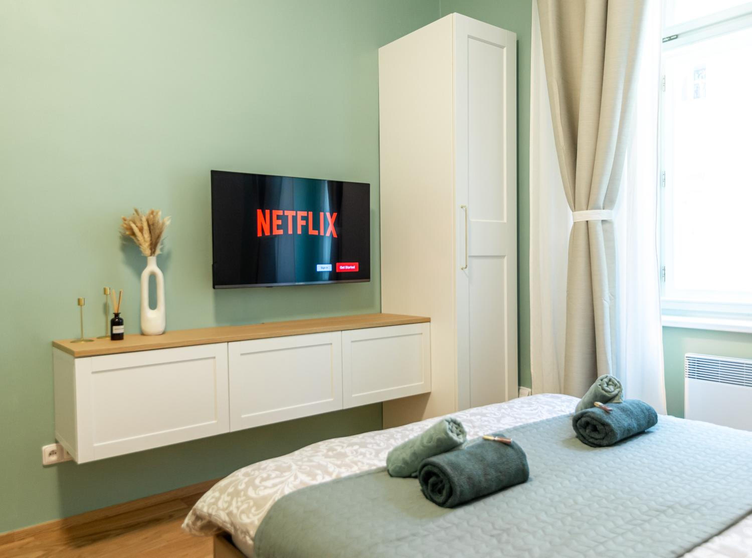 Modern & spacious apartment near the old town