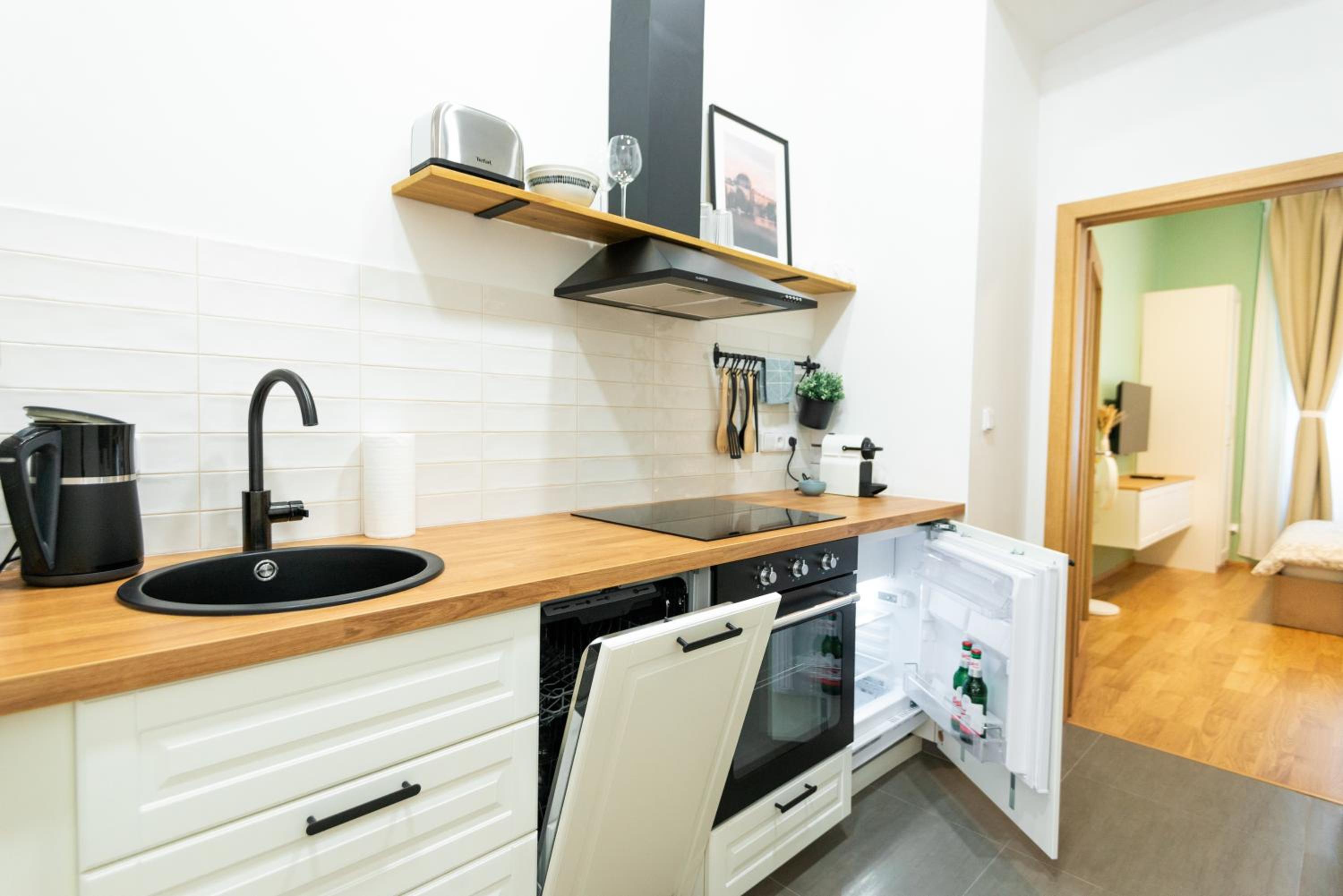 Modern & spacious apartment near the old town