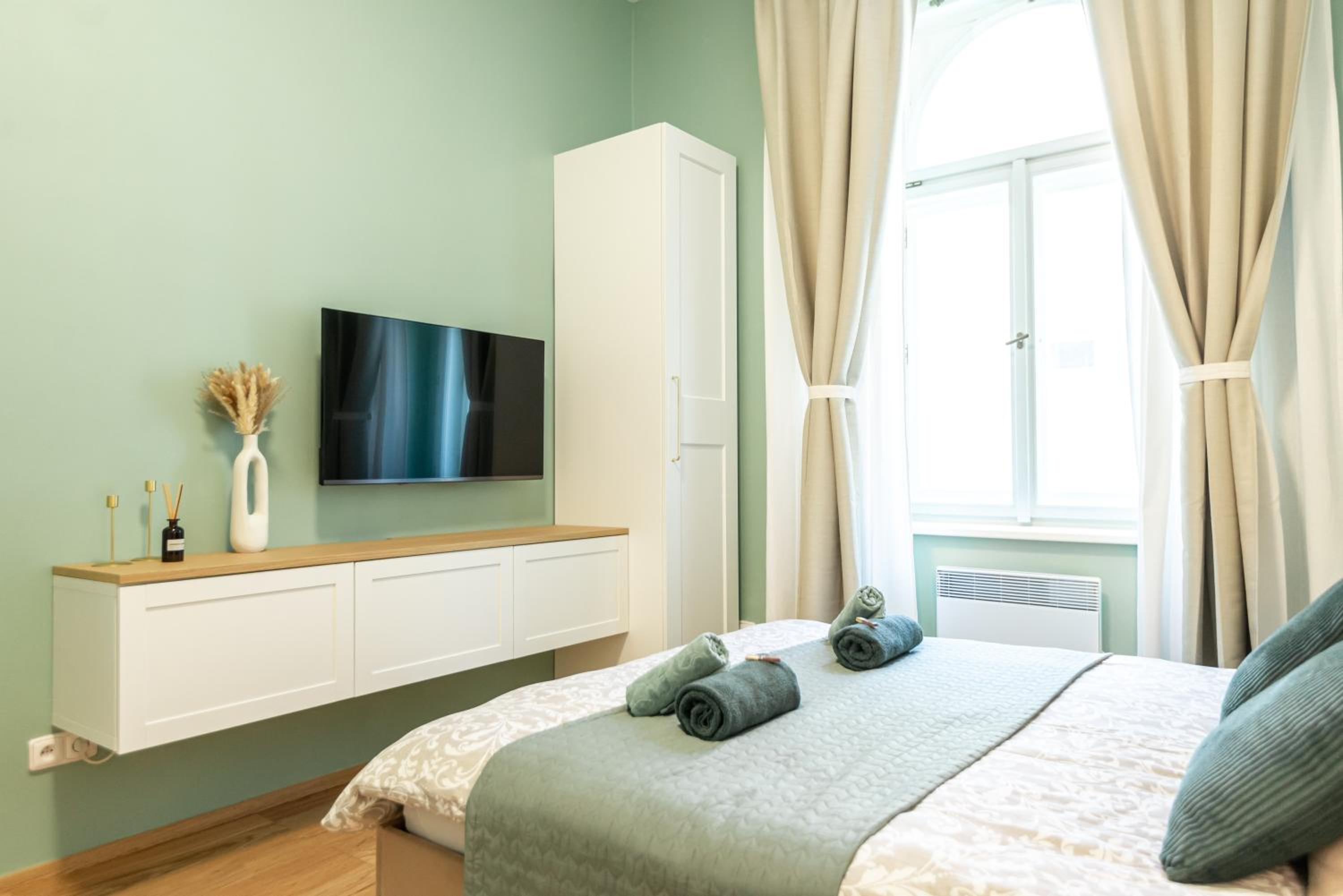 Modern & spacious apartment near the old town