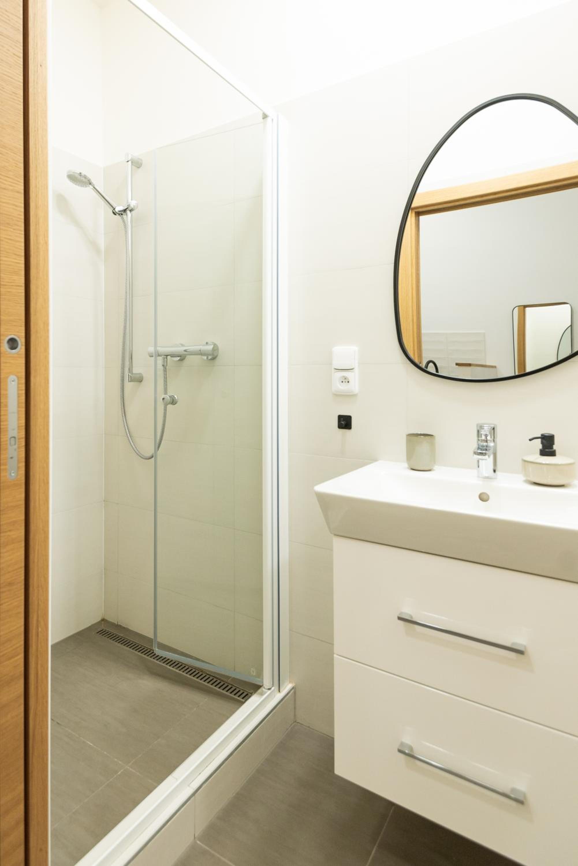 Modern & spacious apartment near the old town