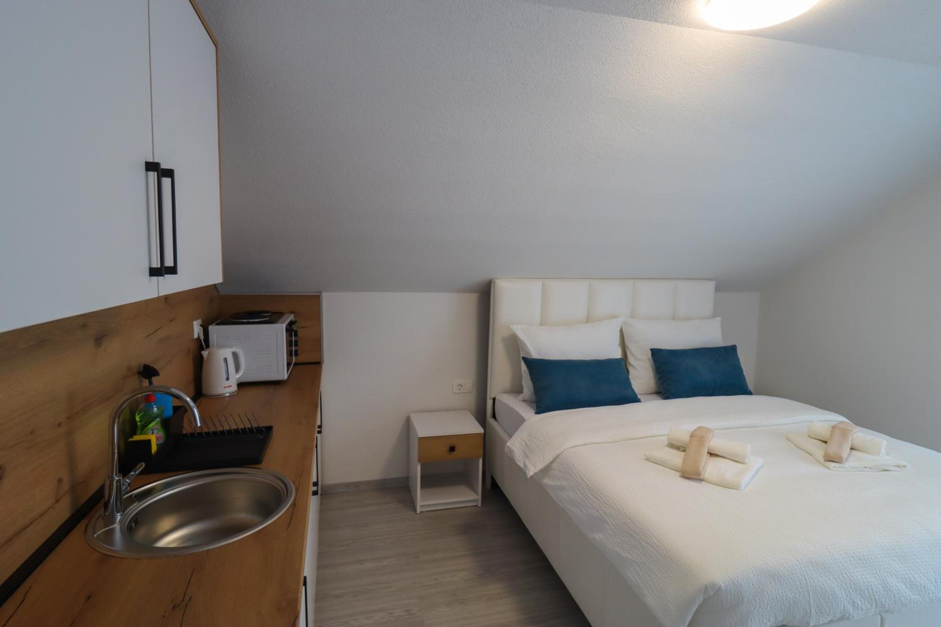 Tadic apartments and rooms by the shore of Rama Lake