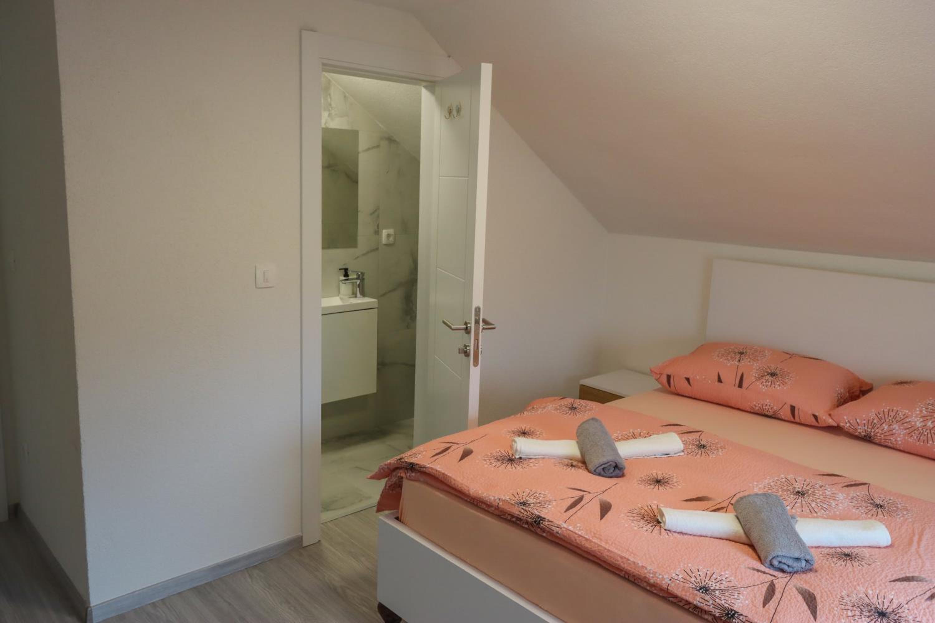 Tadic apartments and rooms by the shore of Rama Lake