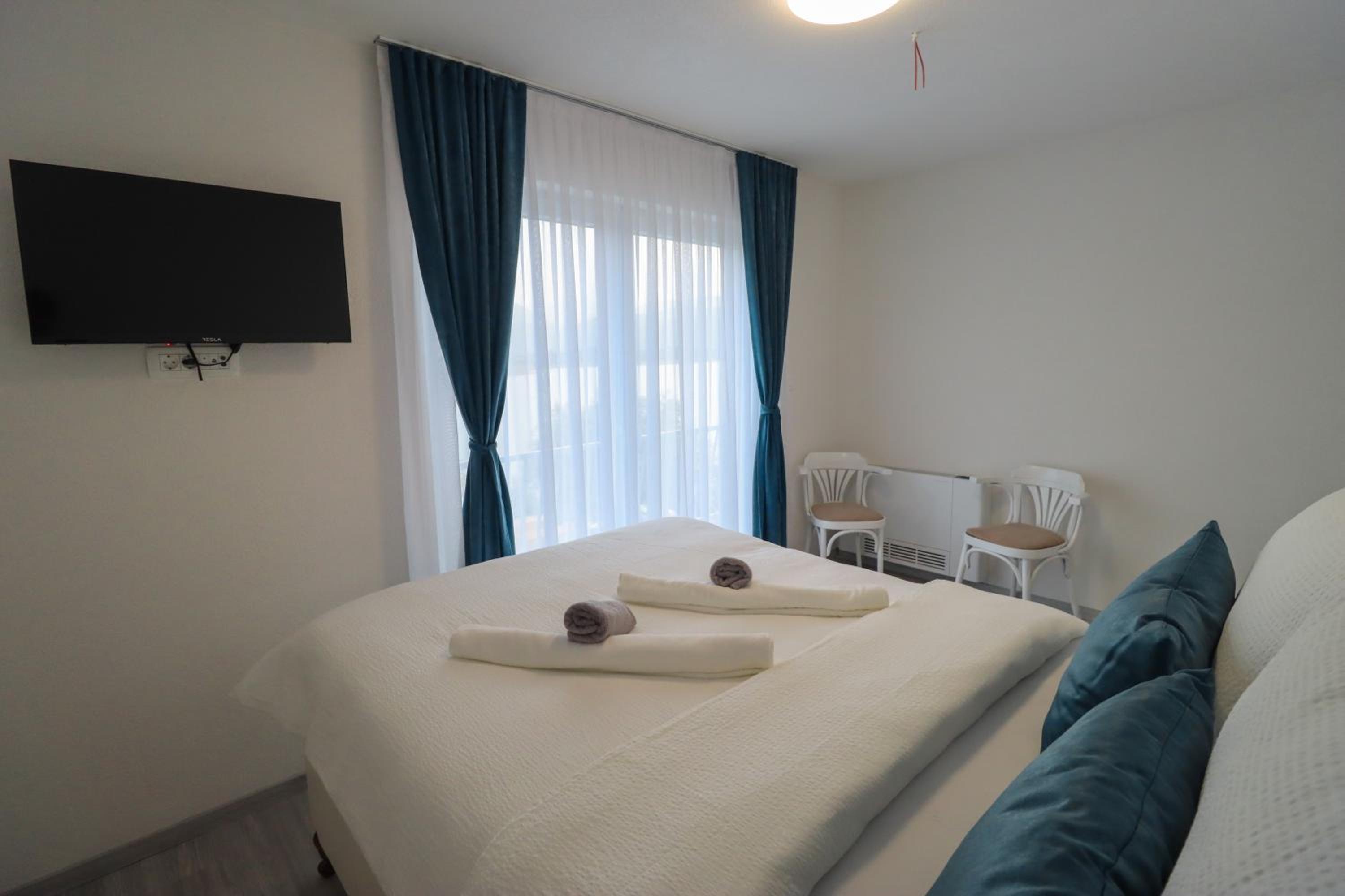 Tadic apartments and rooms by the shore of Rama Lake