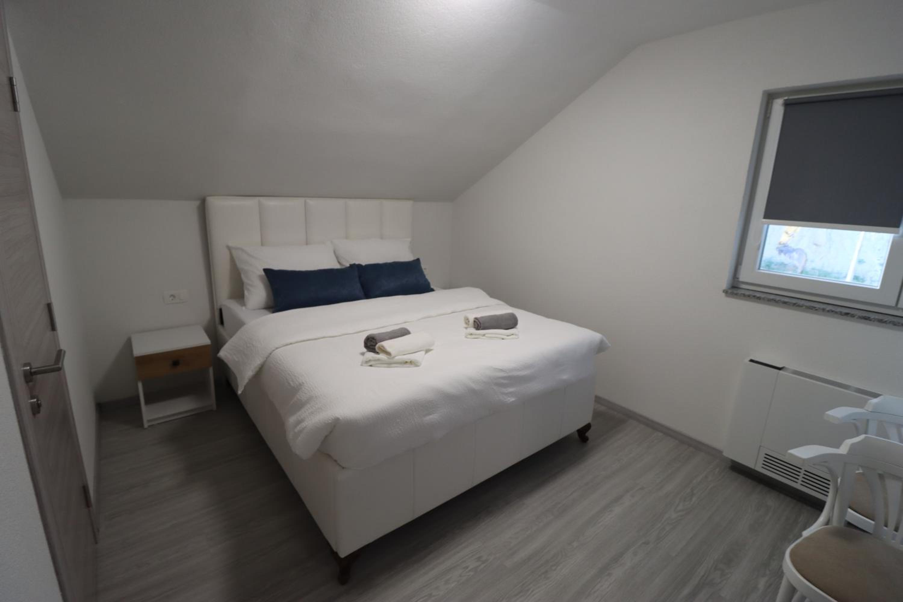 Tadic apartments and rooms by the shore of Rama Lake