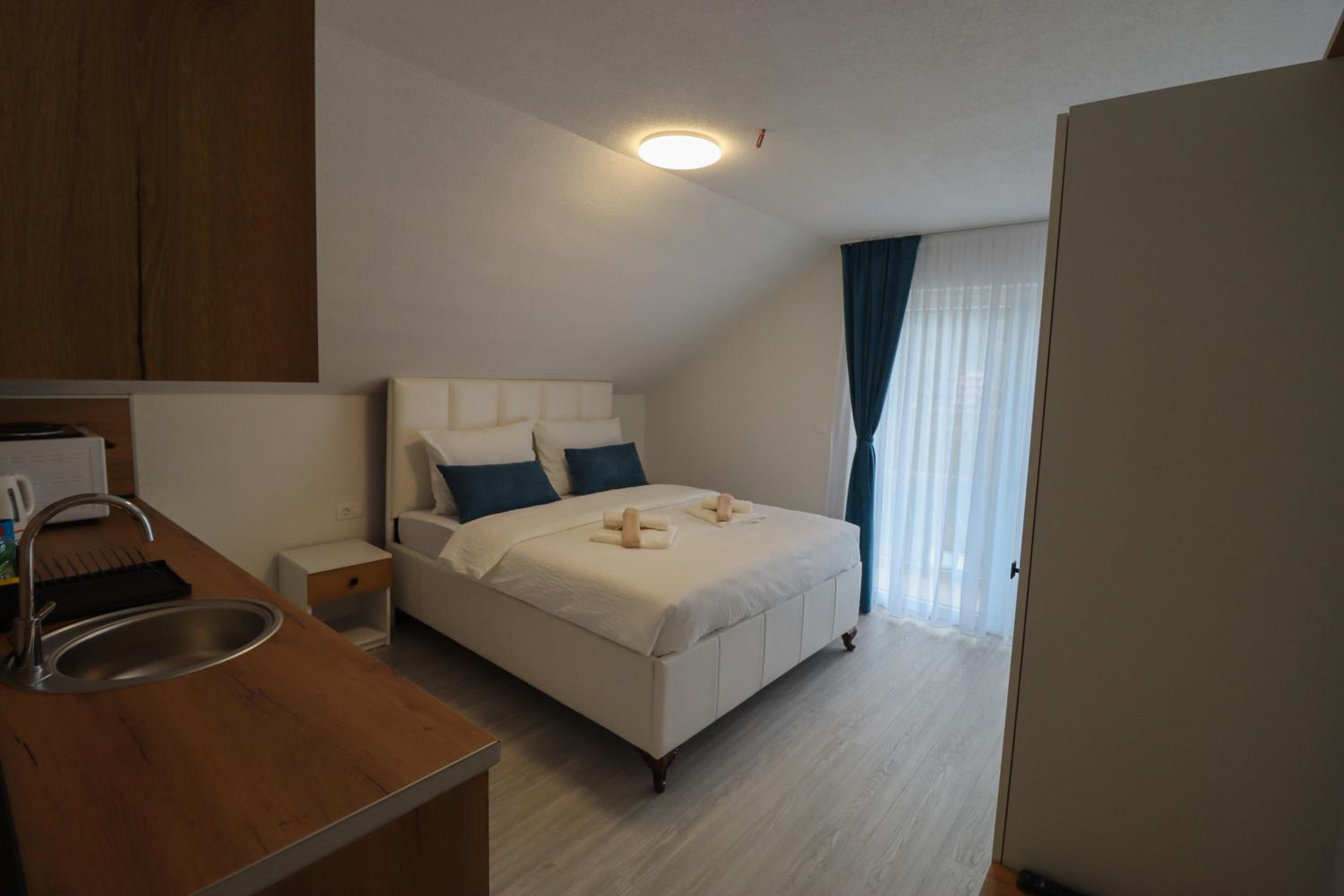 Tadic apartments and rooms by the shore of Rama Lake