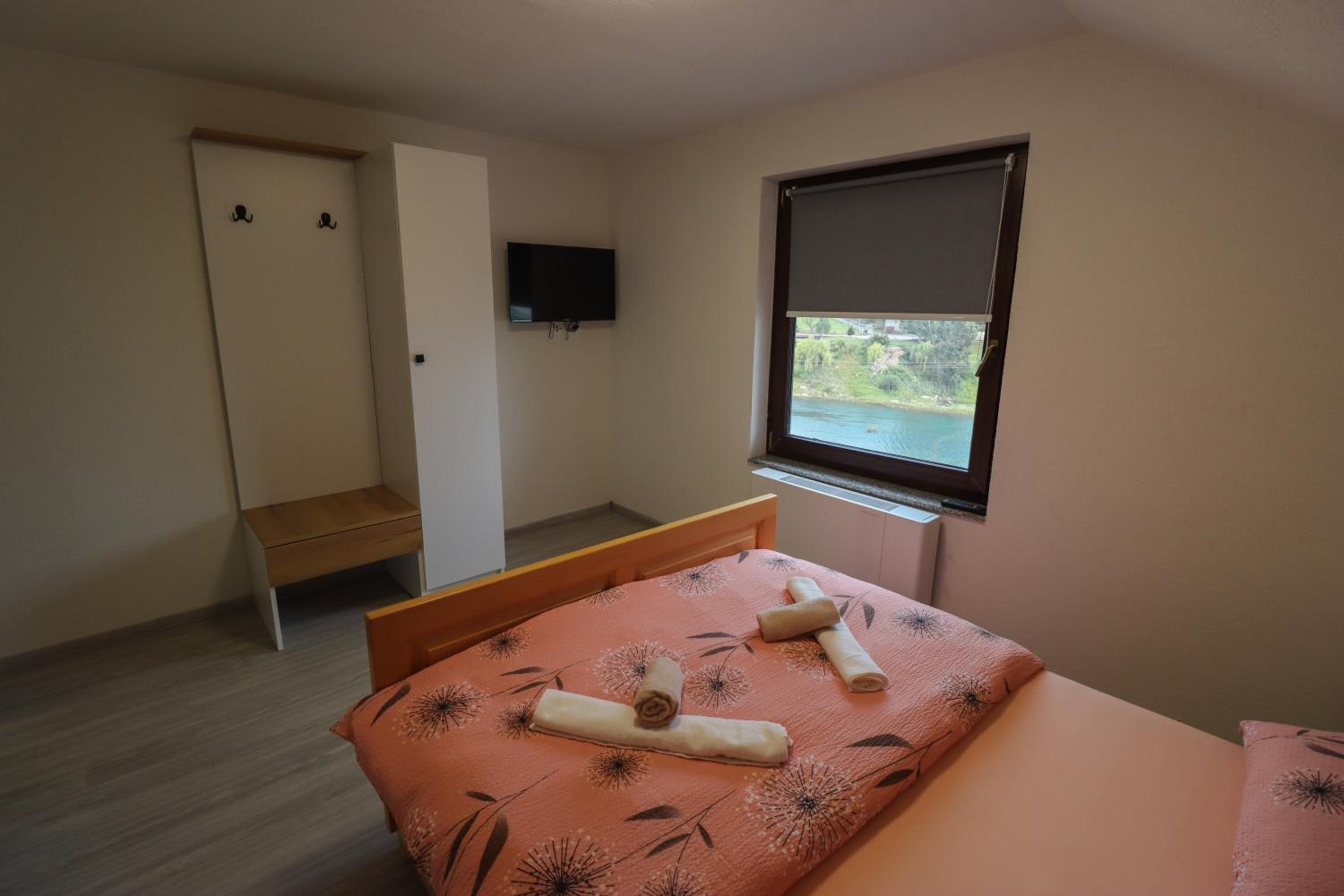 Tadic apartments and rooms by the shore of Rama Lake
