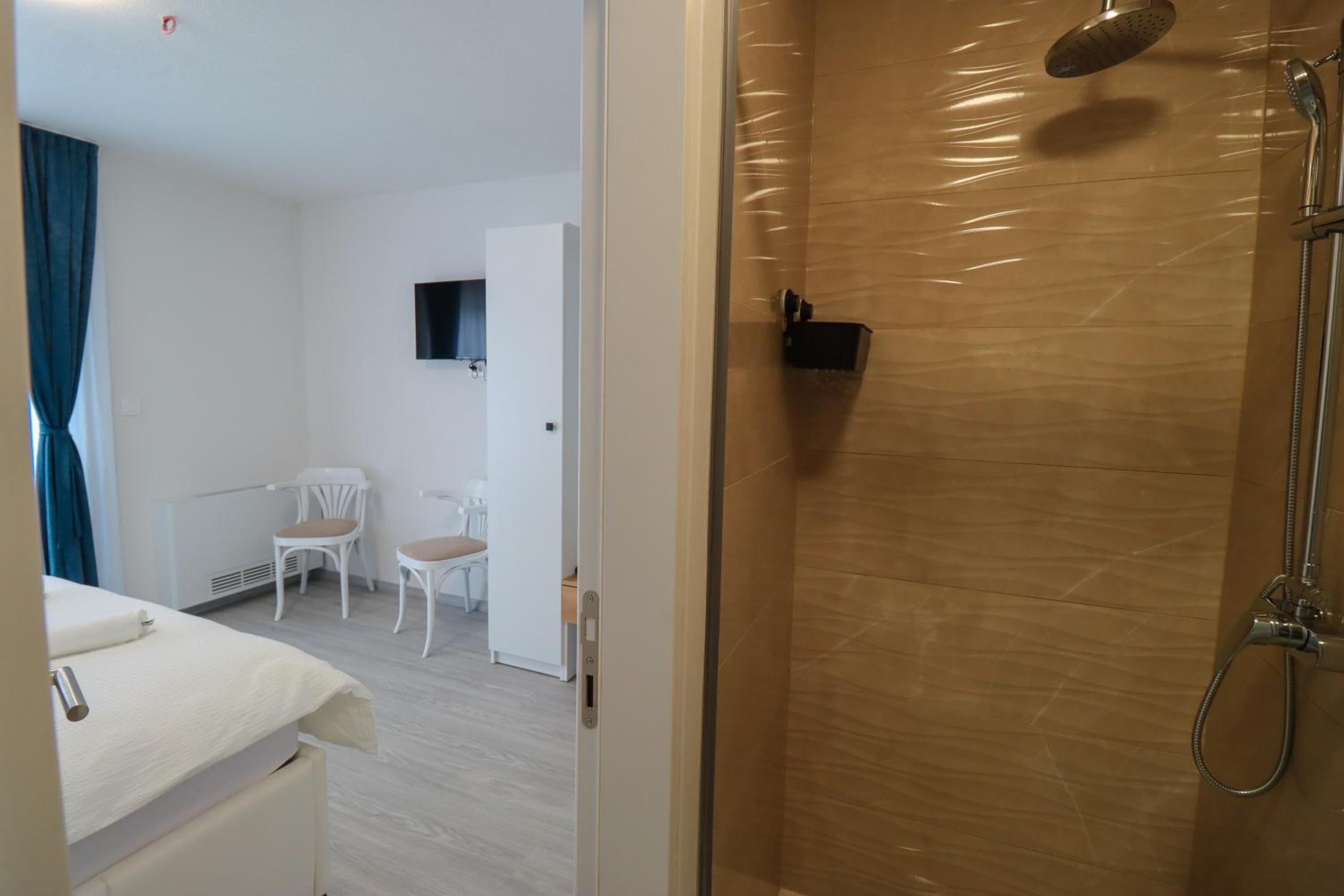 Tadic apartments and rooms by the shore of Rama Lake