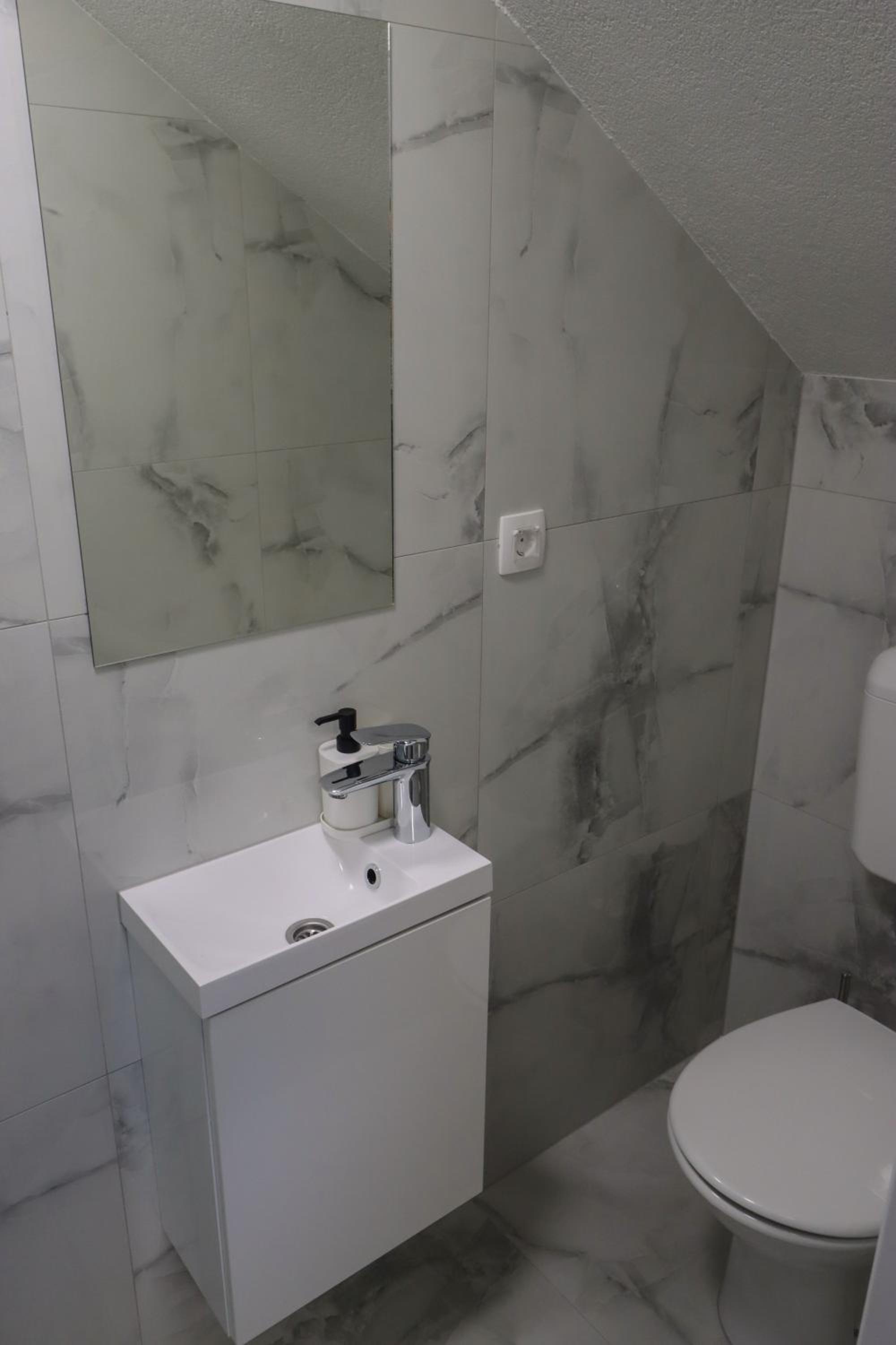 Tadic apartments and rooms by the shore of Rama Lake