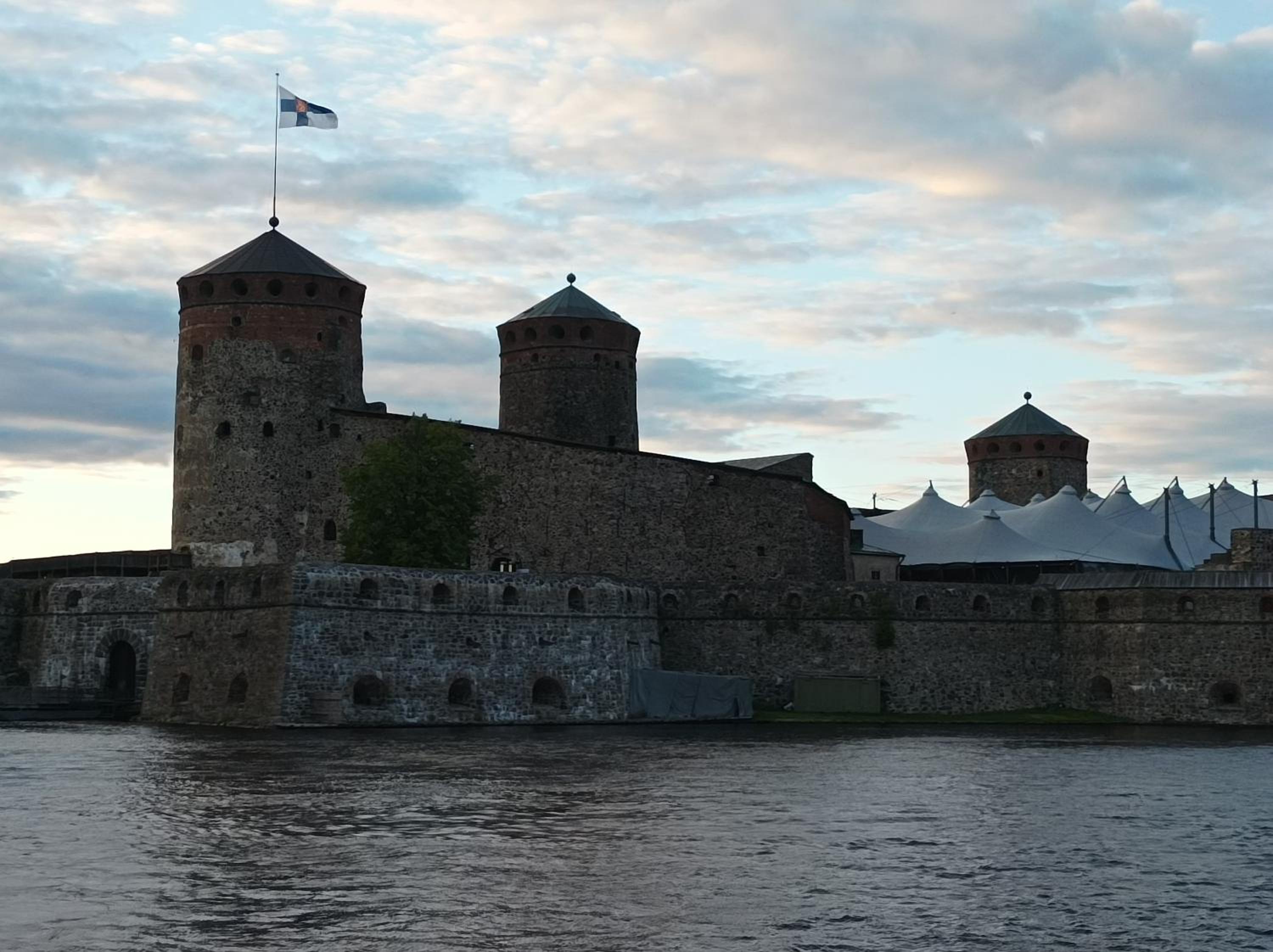 Huippukaksio parvekkeella Linnan lähellä