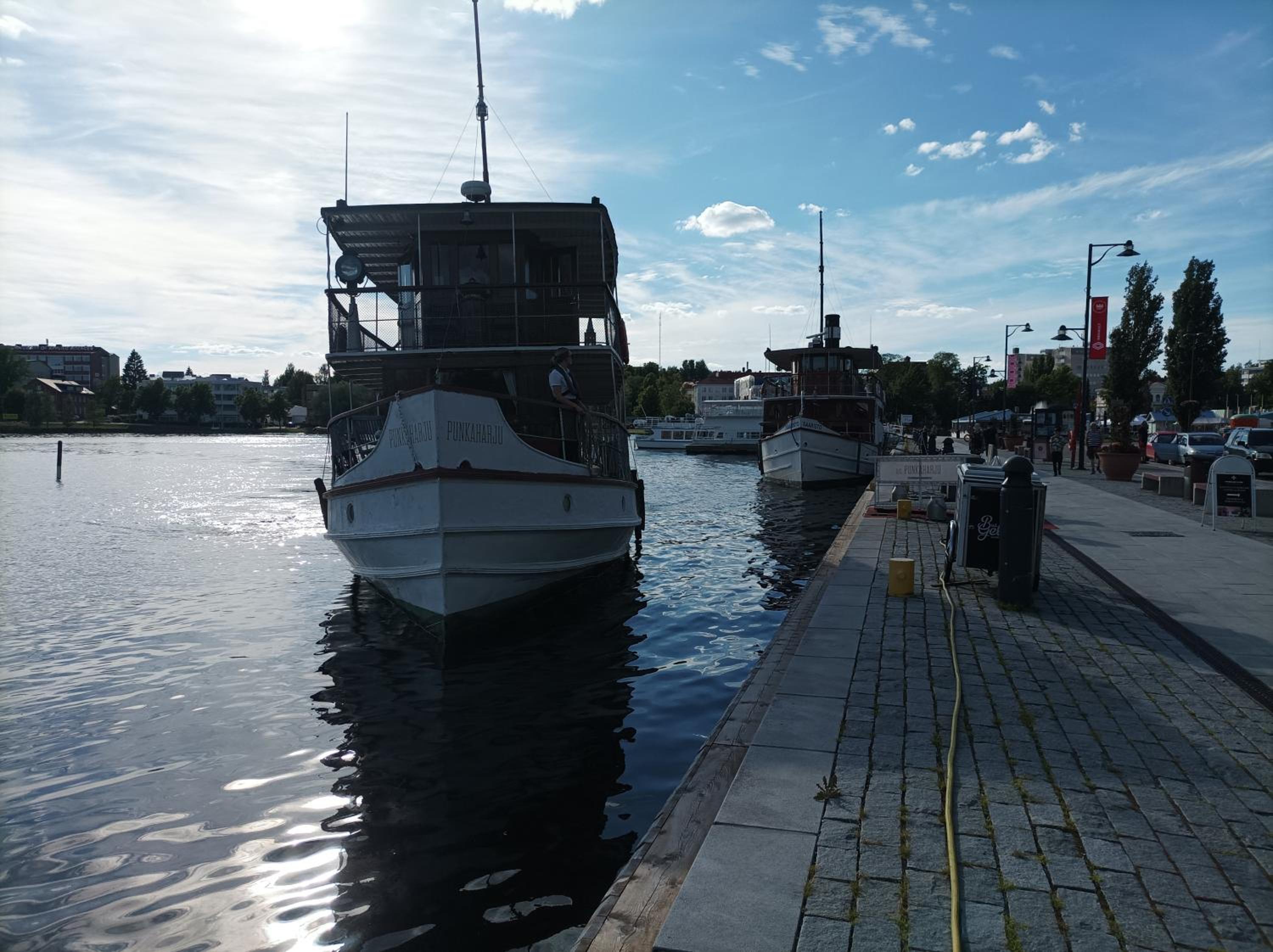 Huippukaksio parvekkeella Linnan lähellä