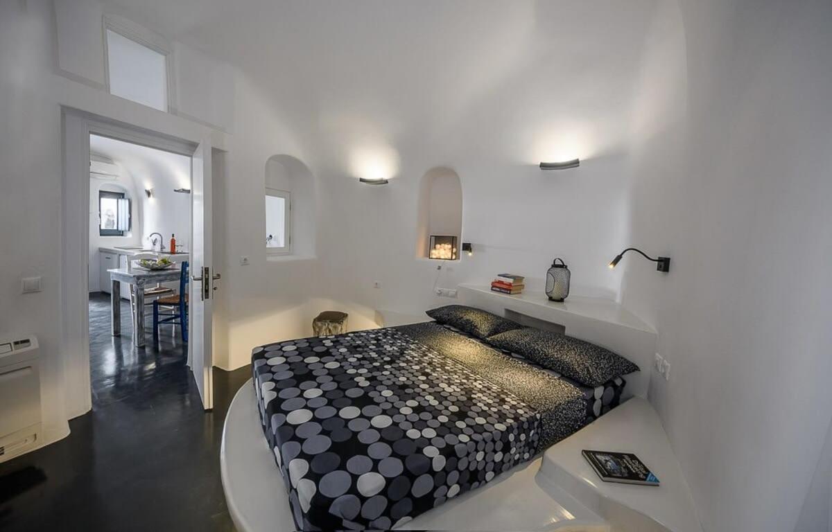 Santorini traditional 1Bd apt with private hot tub view 2