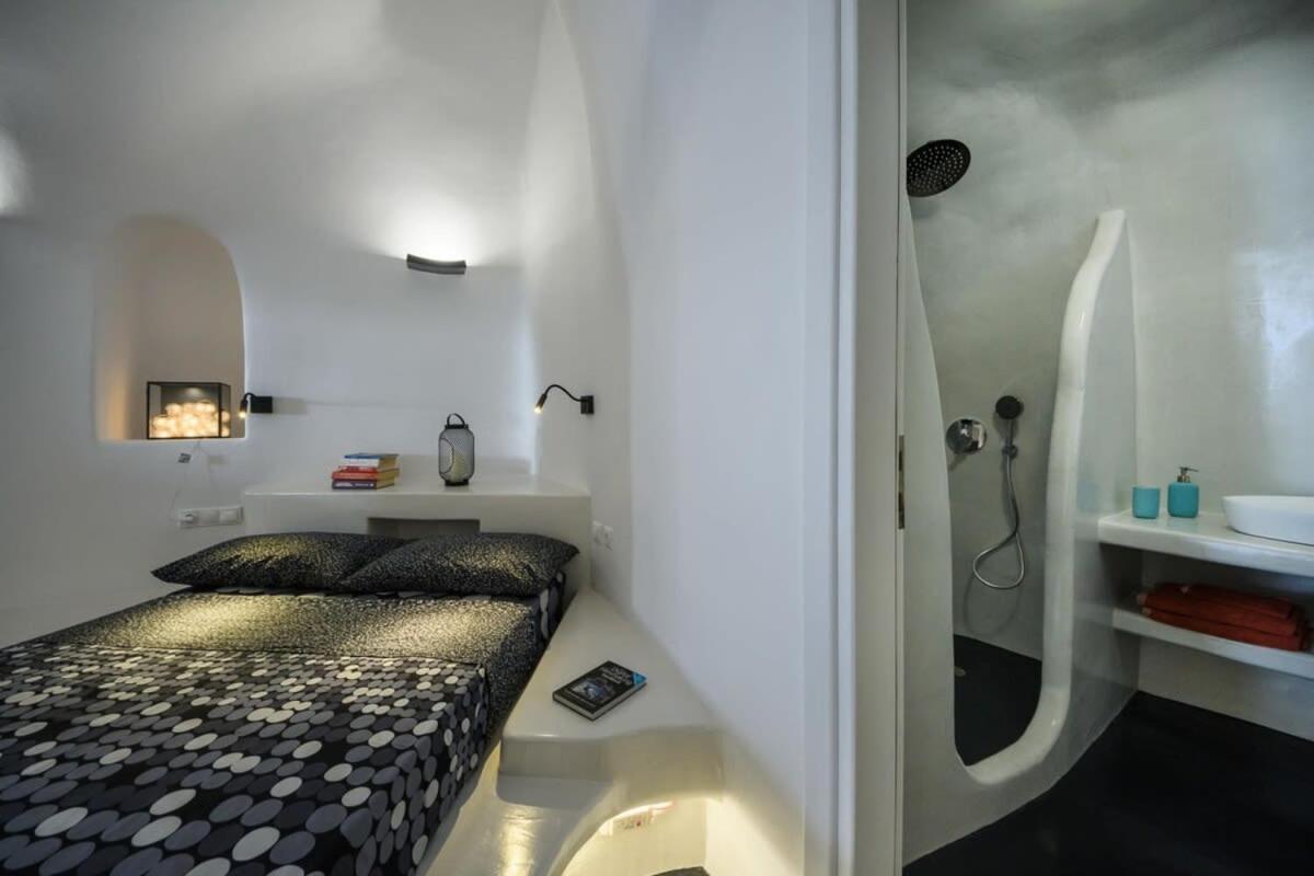 Santorini traditional 1Bd apt with private hot tub view 4