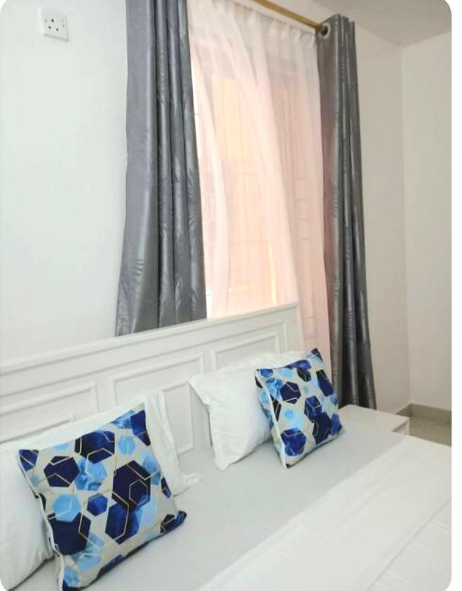 Orange blossom with Hot Shower water view 5
