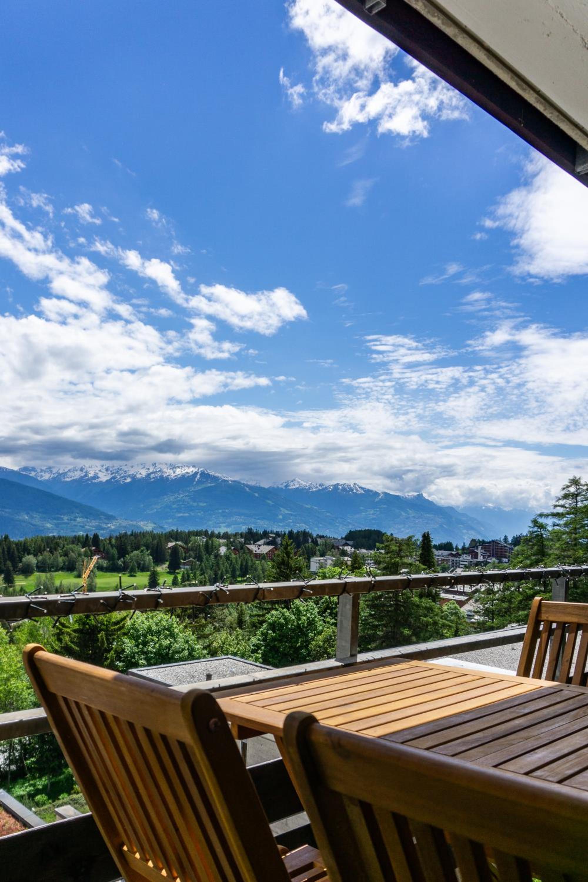 Ace Location with Pool & Sauna