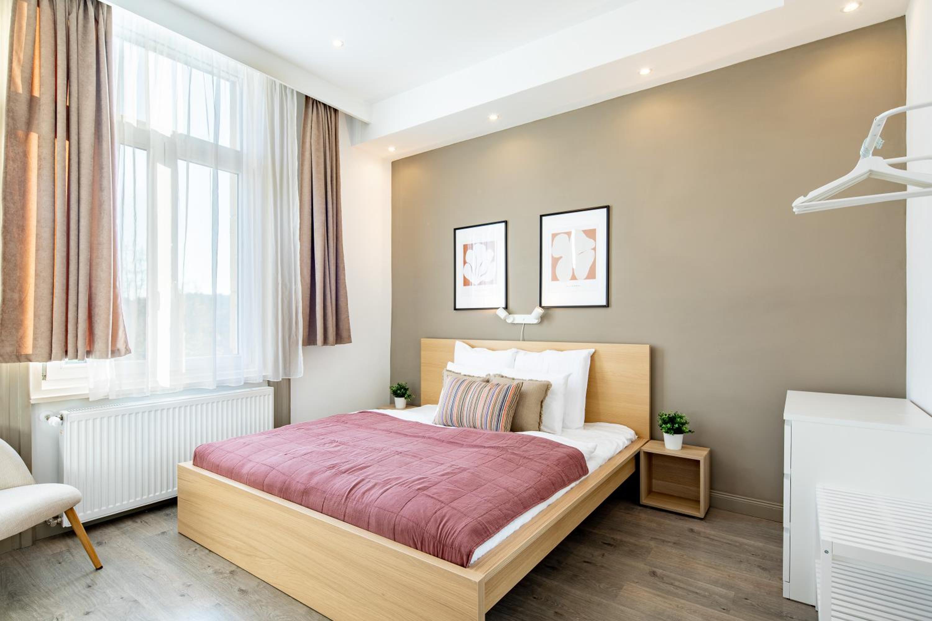 Alma - Sunny central three bedroom apartment view 4