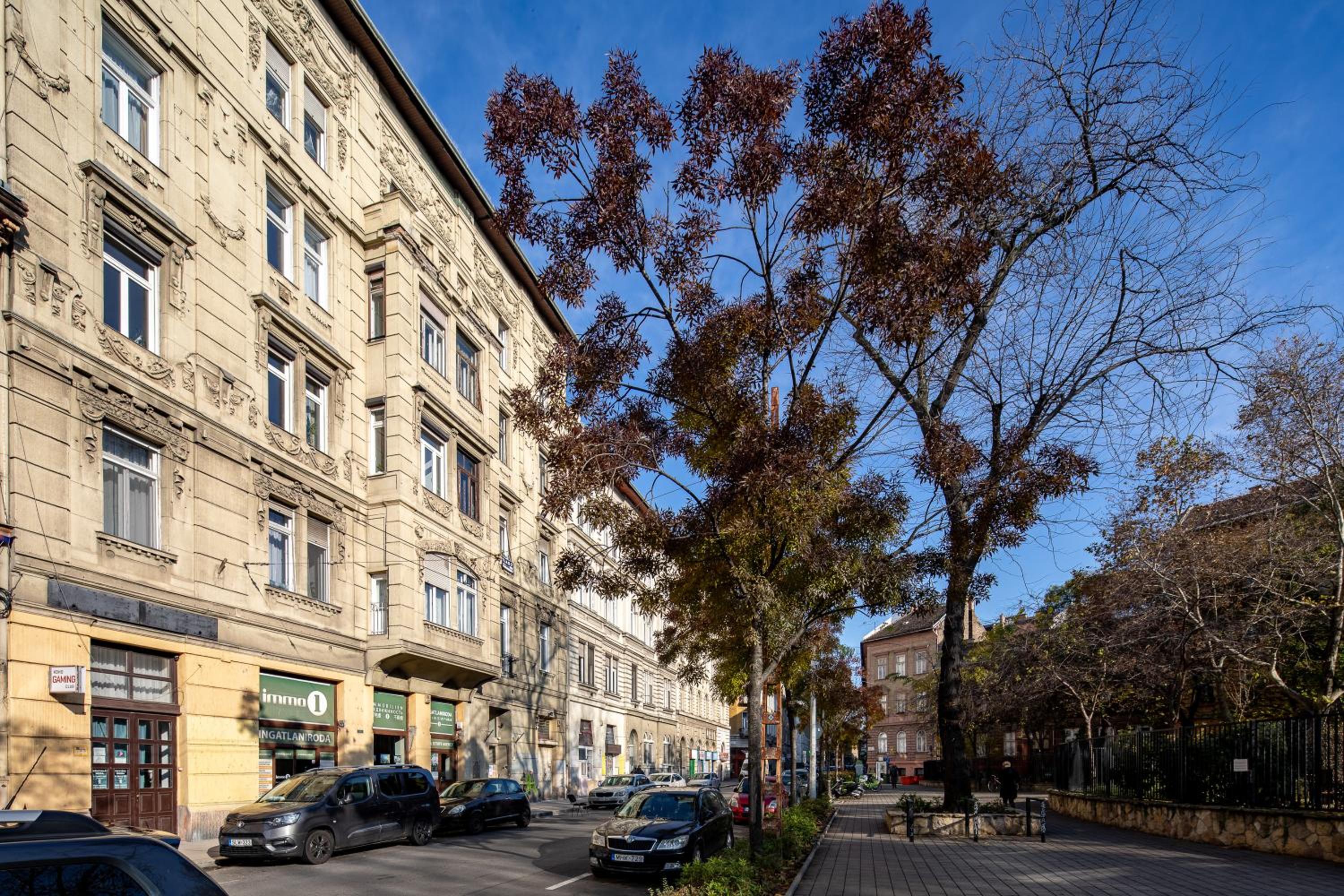 Alma - Sunny central three bedroom apartment view 5