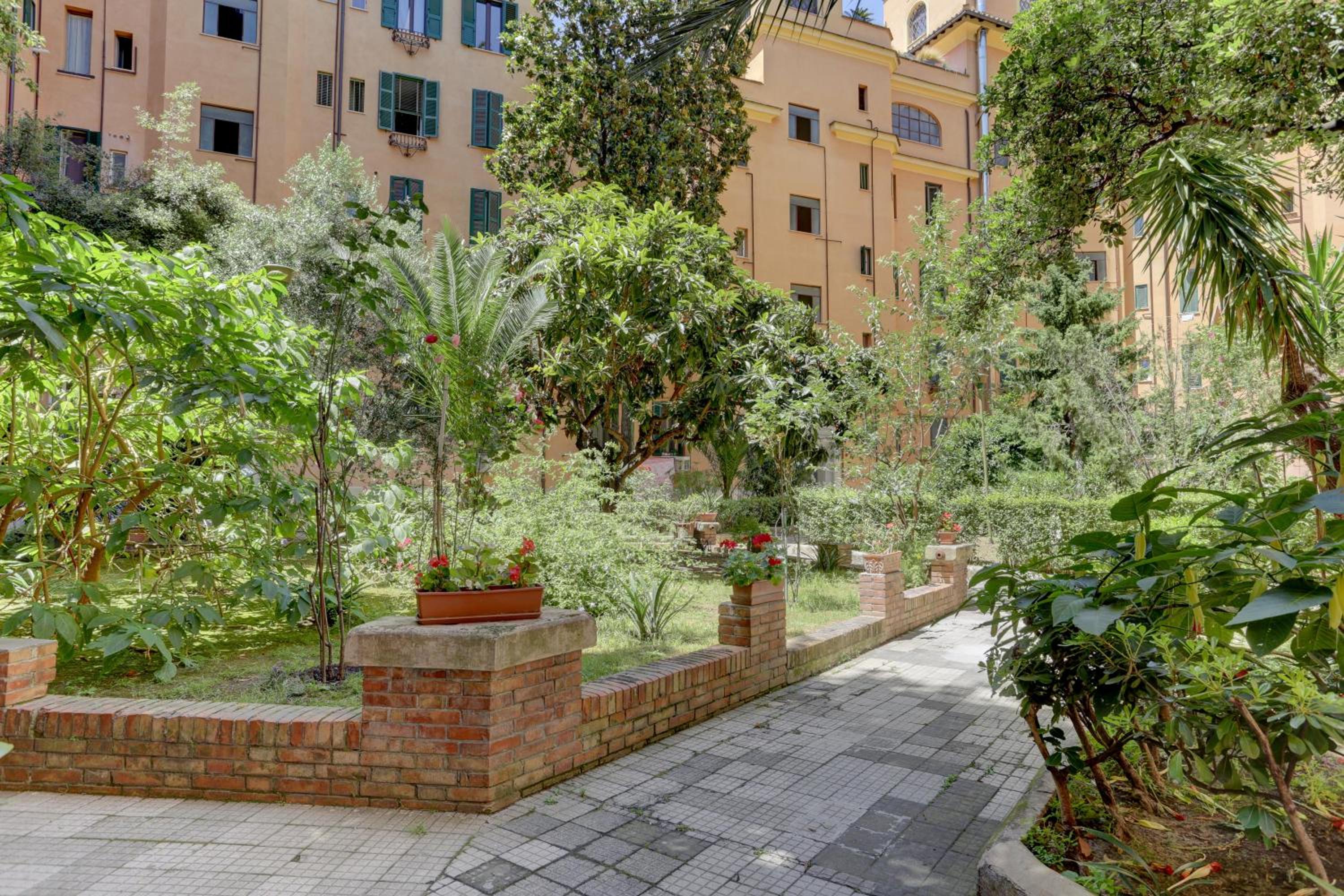 Vatican Apt Doria 64 - Home and More