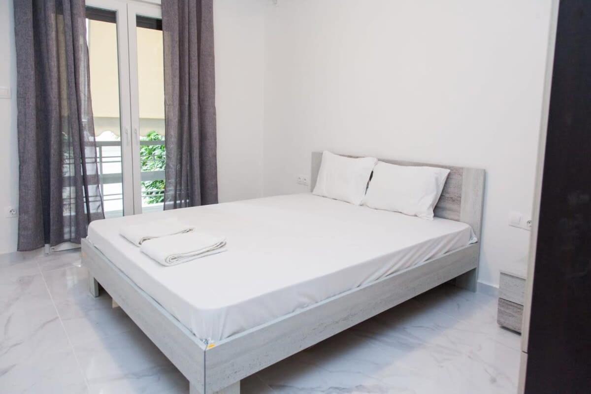 Spacious 3 Bd Apt Next to Koridallos Metro photo 2
