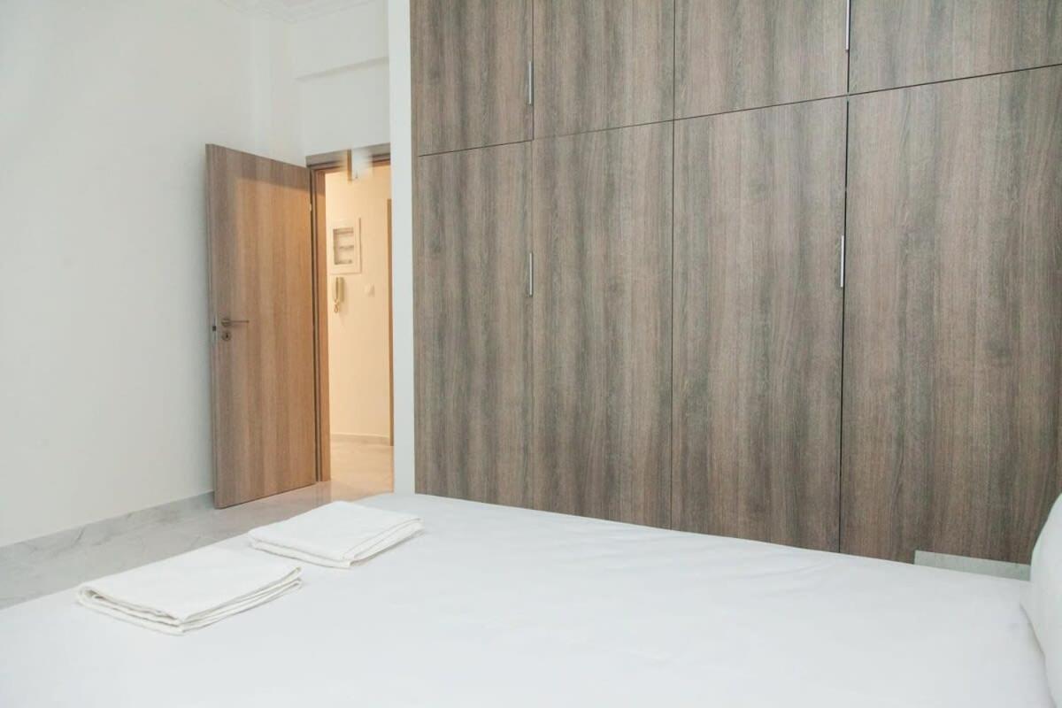 Spacious 3 Bd Apt Next to Koridallos Metro photo 3