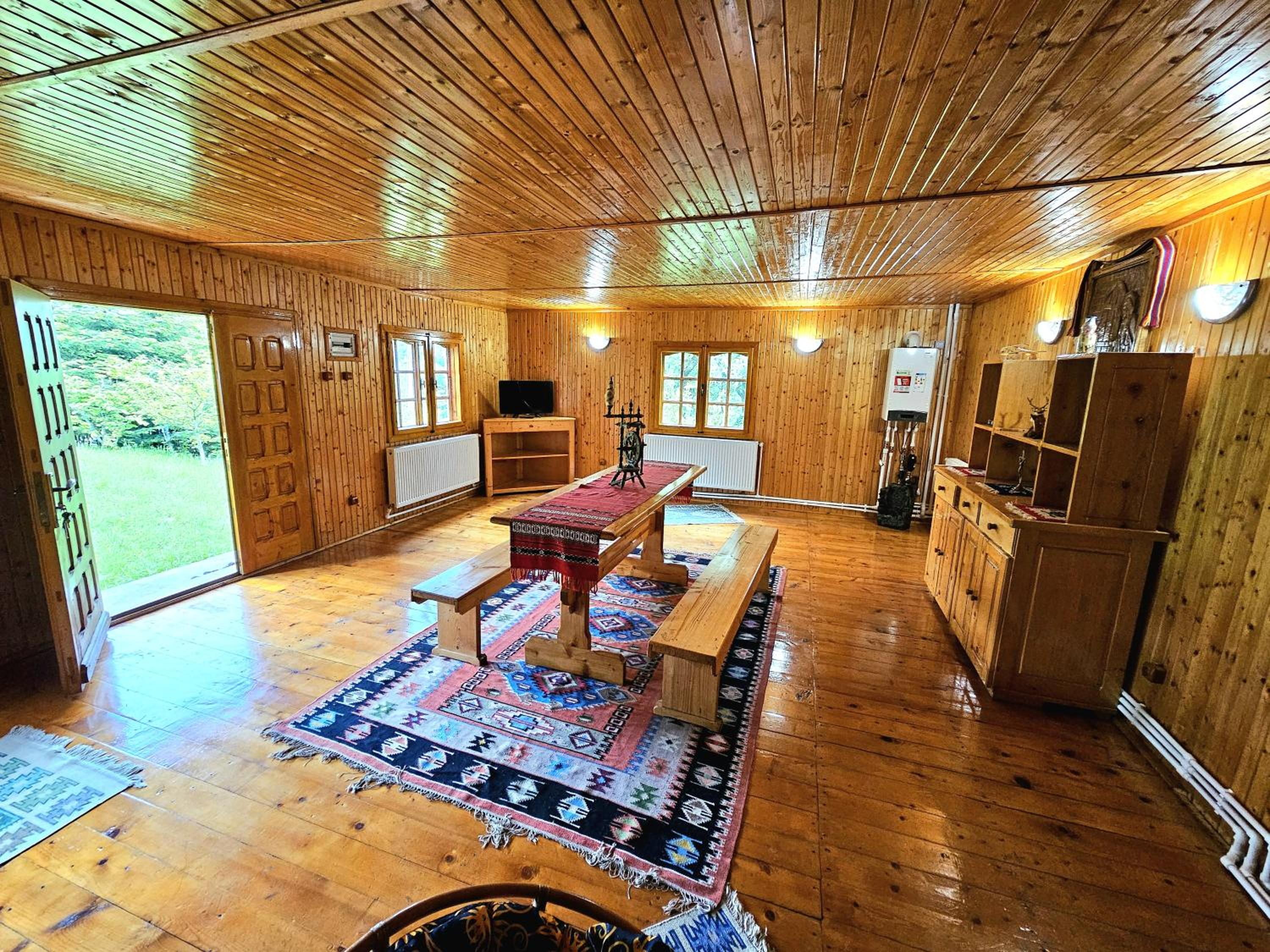 Cabana din Tei, 5 Camere si Semineu, Costisata, Dambovita view 5