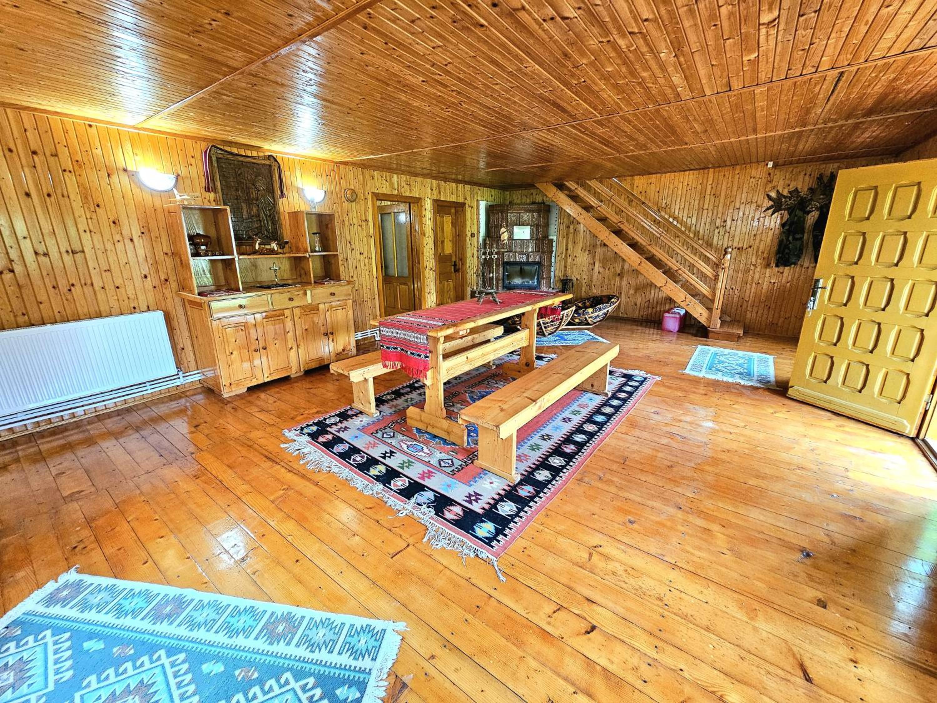 Cabana din Tei, 5 Camere si Semineu, Costisata, Dambovita view 2