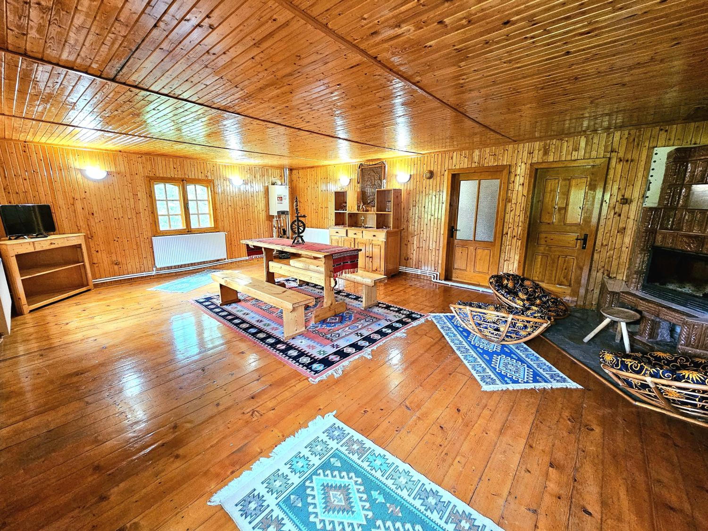 Cabana din Tei, 5 Camere si Semineu, Costisata, Dambovita view 4