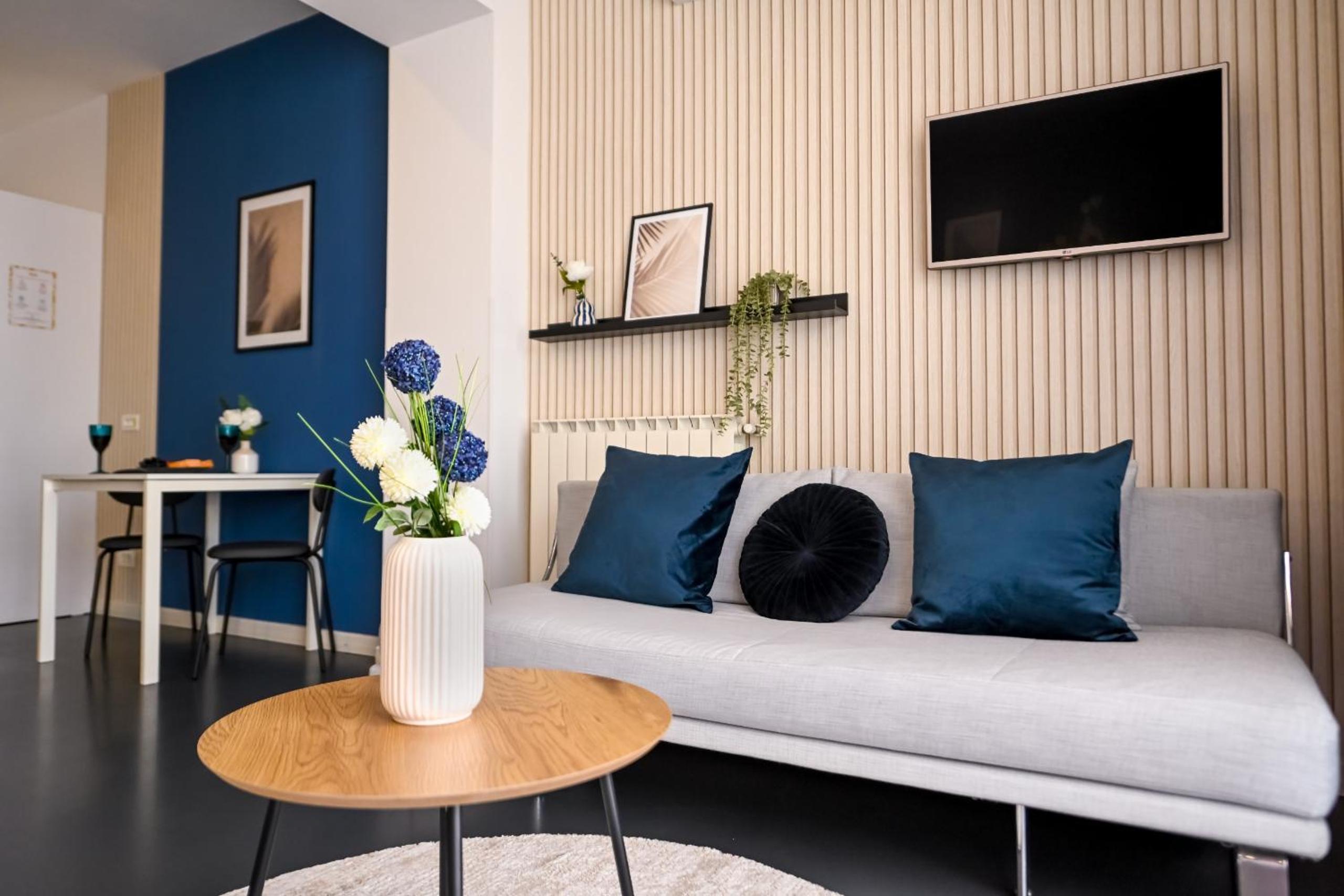 Urban Elegance - Stylish Central Accommodation view 4