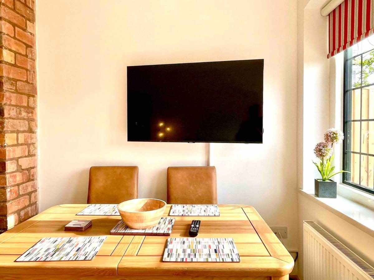Modern city 3 bedroom bungalow with parking view 3