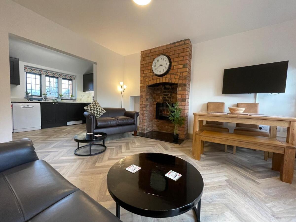 Modern city 3 bedroom bungalow with parking view 4