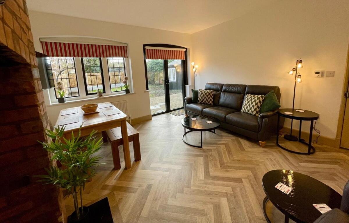 Modern city 3 bedroom bungalow with parking view 2