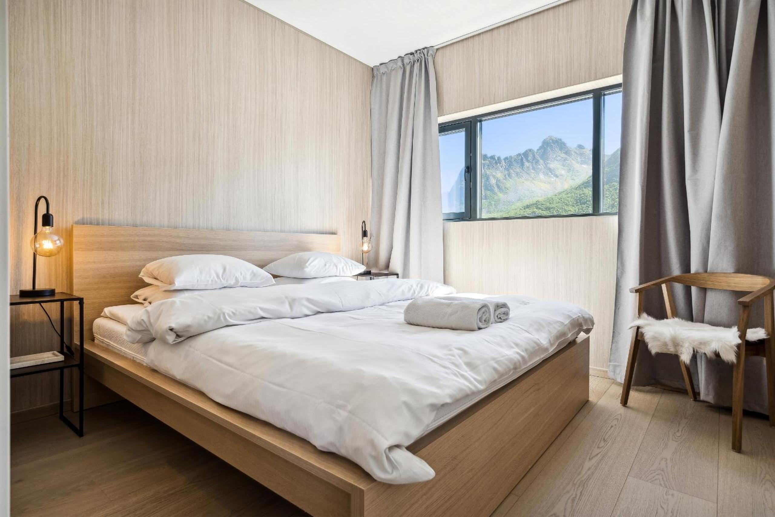 Designhytte med jacuzzi sentralt i Lofoten view 3