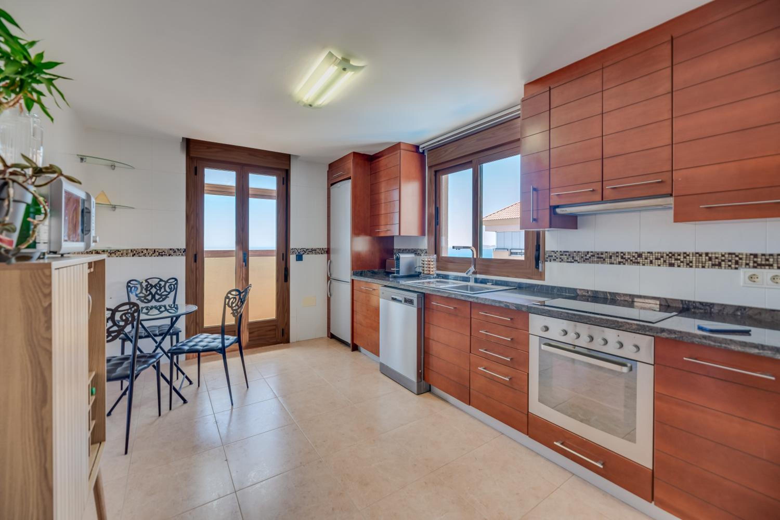 Luxury 4BDR Penthouse with Sea Views photo 5