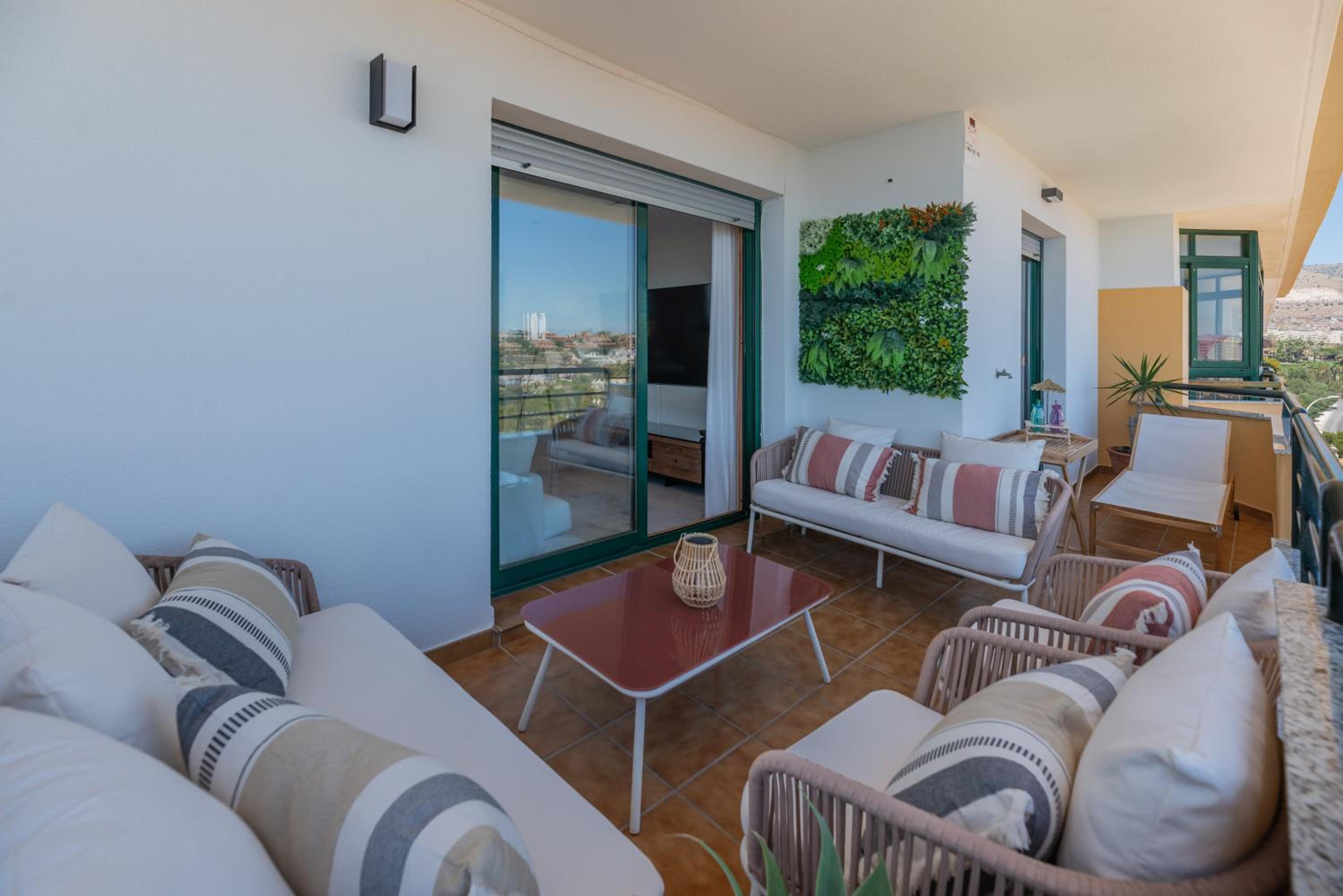 Luxury 4BDR Penthouse with Sea Views photo 2