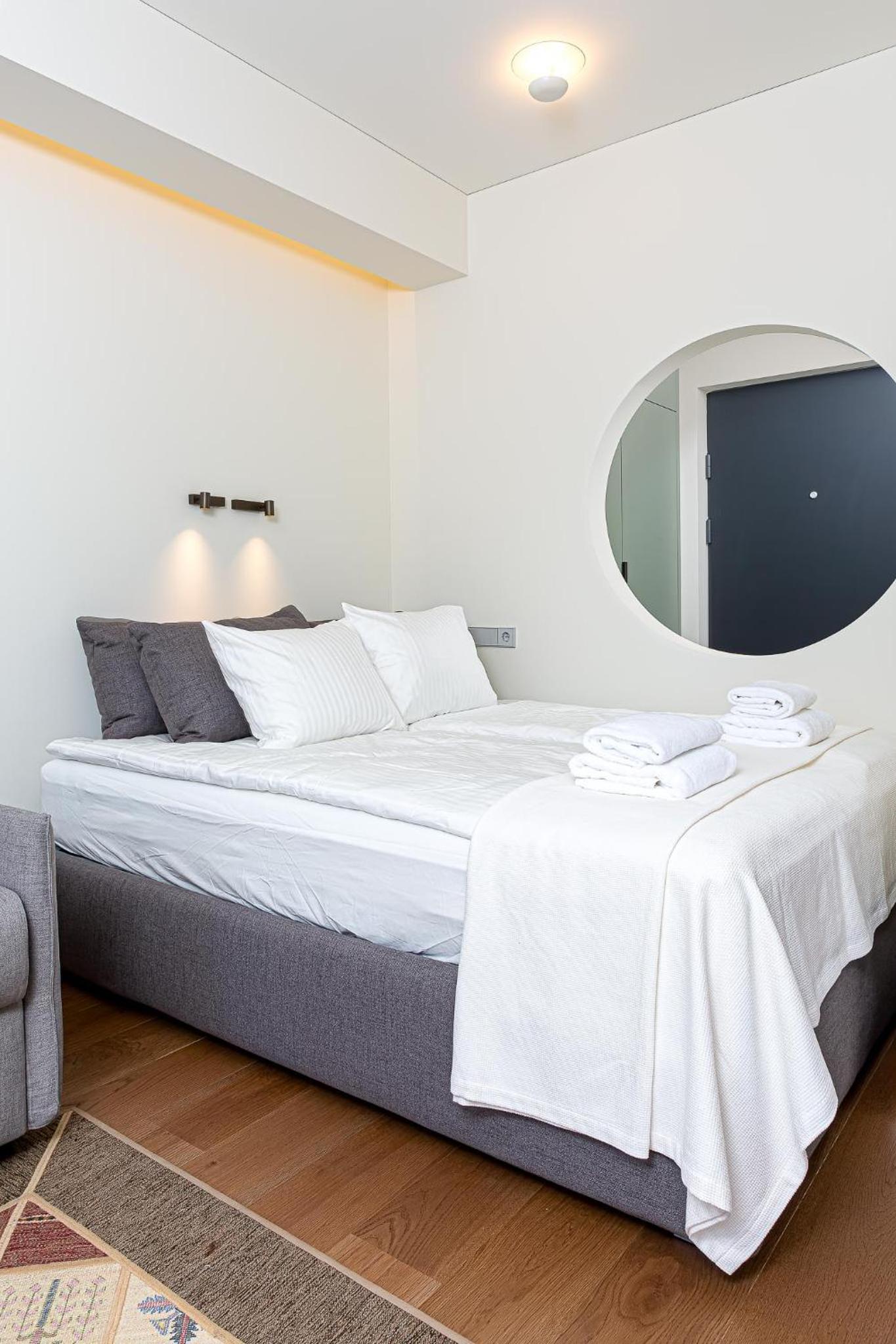 cohost I New Apt w-Balcony I Air Condition I Free Parking & Netflix I By Botanical Park view 3
