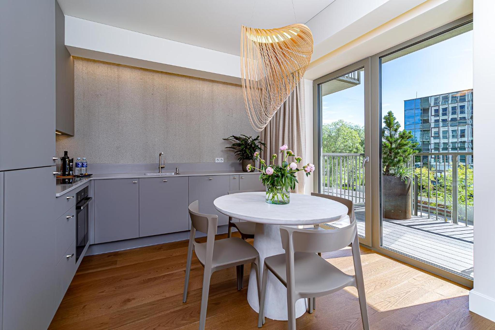 cohost I New Apt w-Balcony I Air Condition I Free Parking & Netflix I By Botanical Park view 2