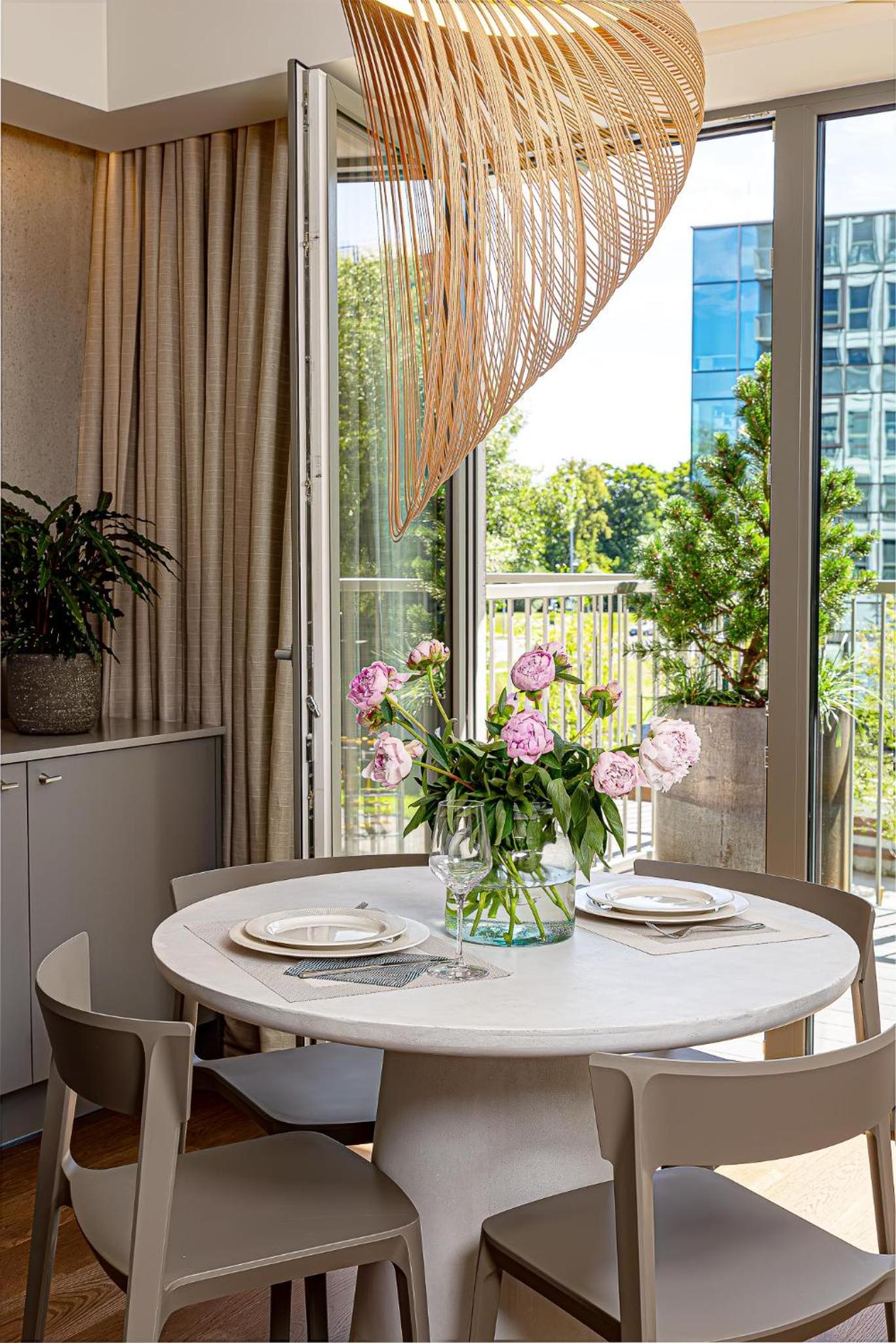cohost I New Apt w-Balcony I Air Condition I Free Parking & Netflix I By Botanical Park view 5