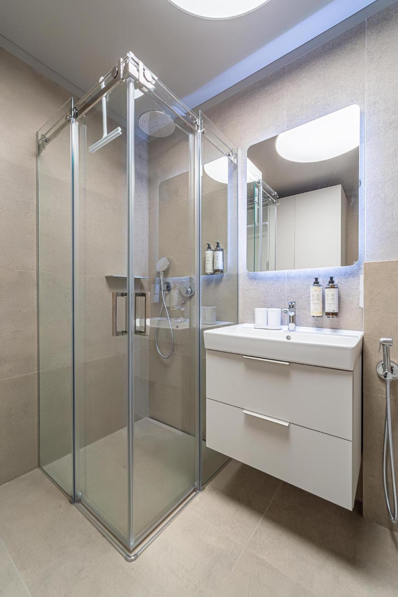 cohost I New Apt w-Balcony I Air Condition I Free Parking & Netflix I By Botanical Park view 4
