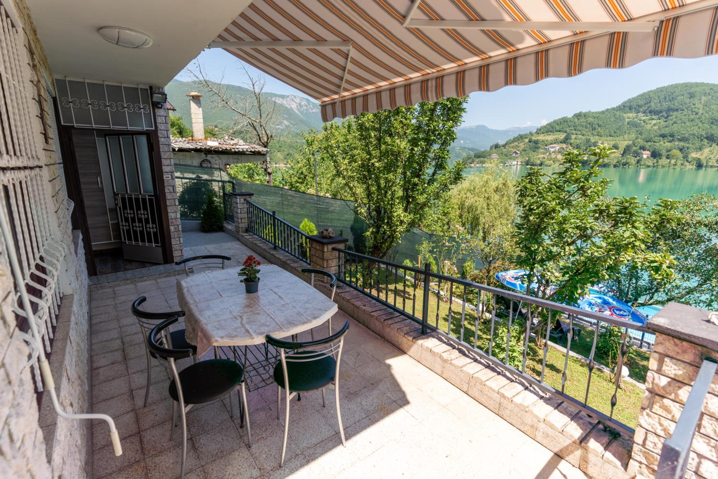 'Miris Ljeta' Cozy Lakefront Holiday Home