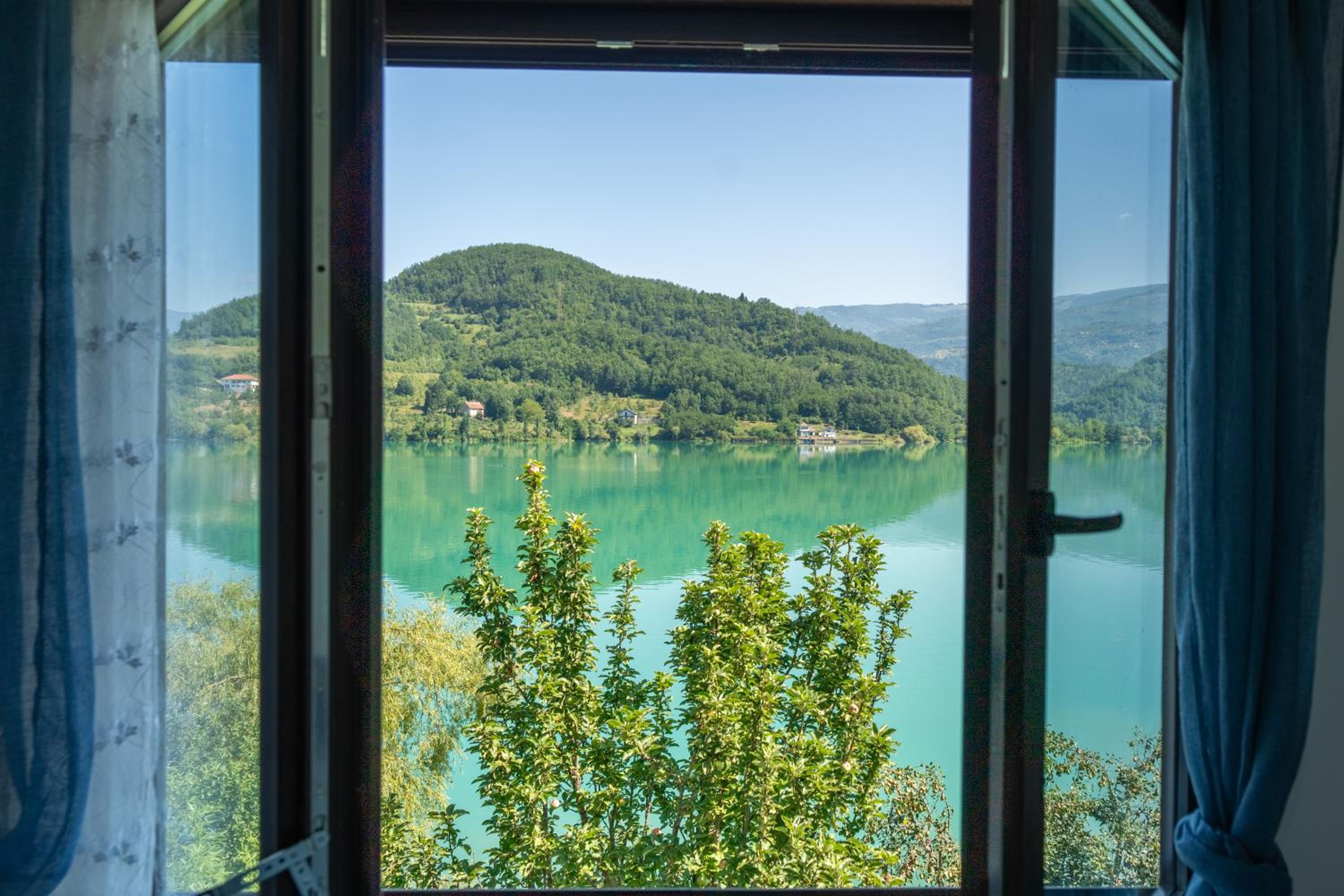 'Miris Ljeta' Cozy Lakefront Holiday Home