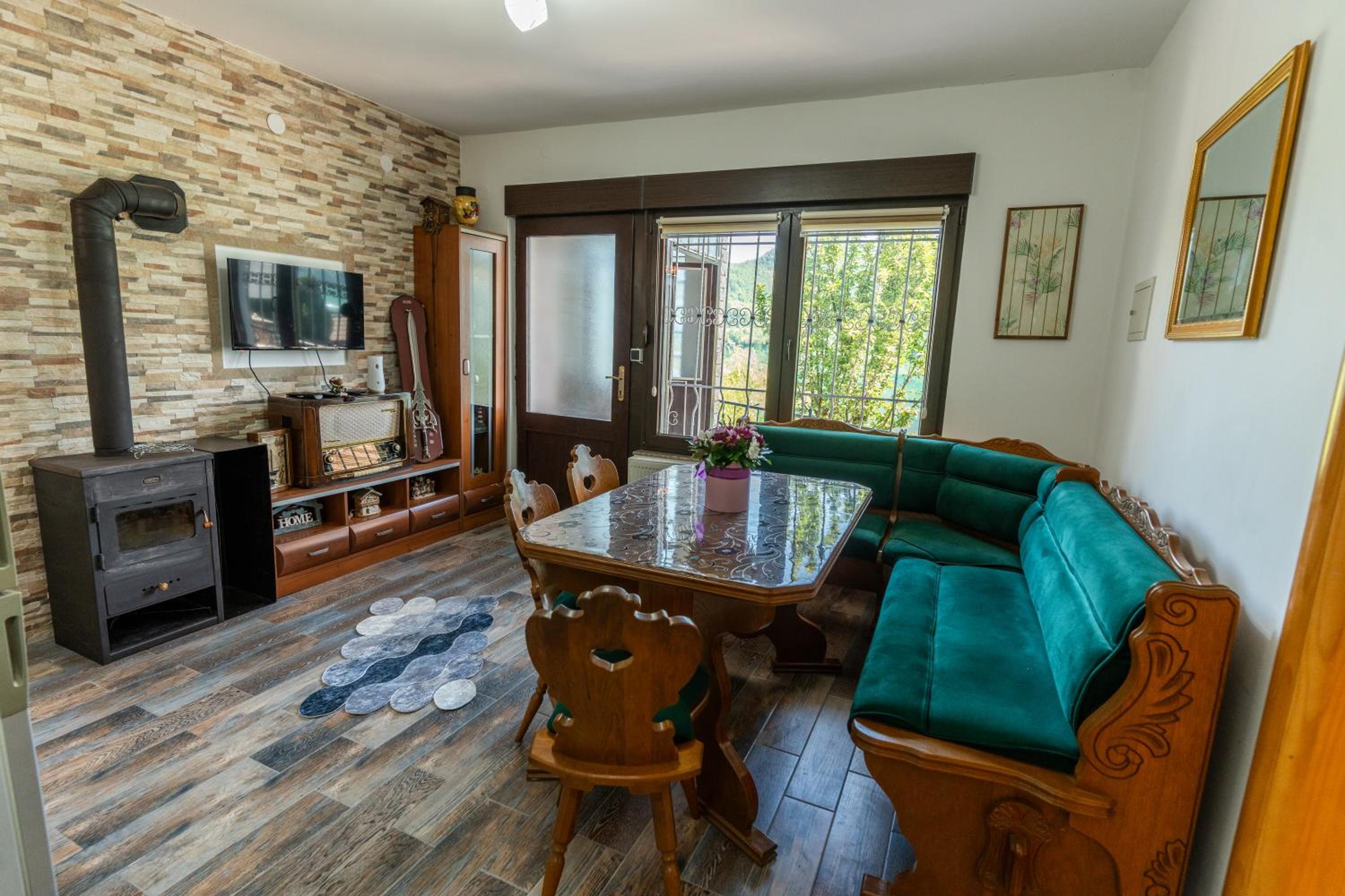 'Miris Ljeta' Cozy Lakefront Holiday Home