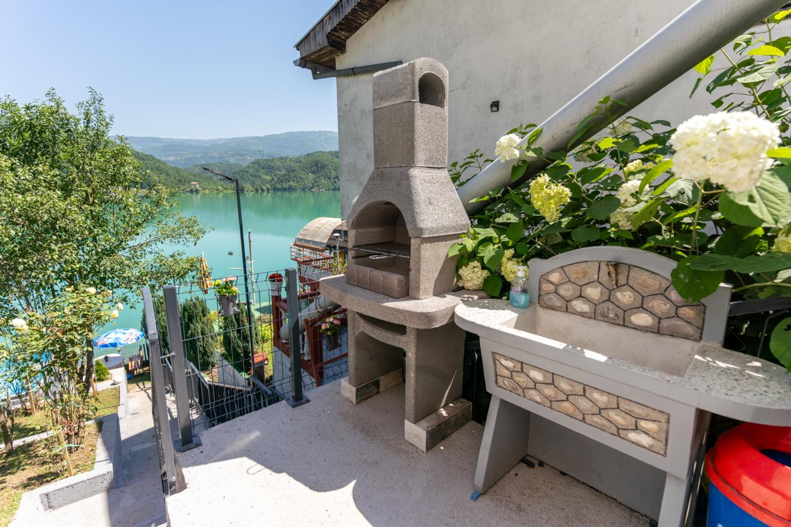 'Miris Ljeta' Cozy Lakefront Holiday Home