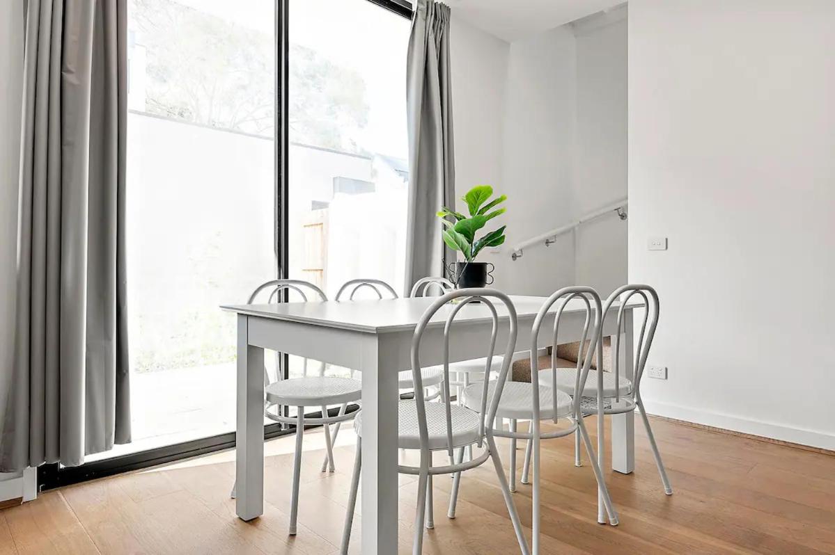 Executive home in centre of Sunshine