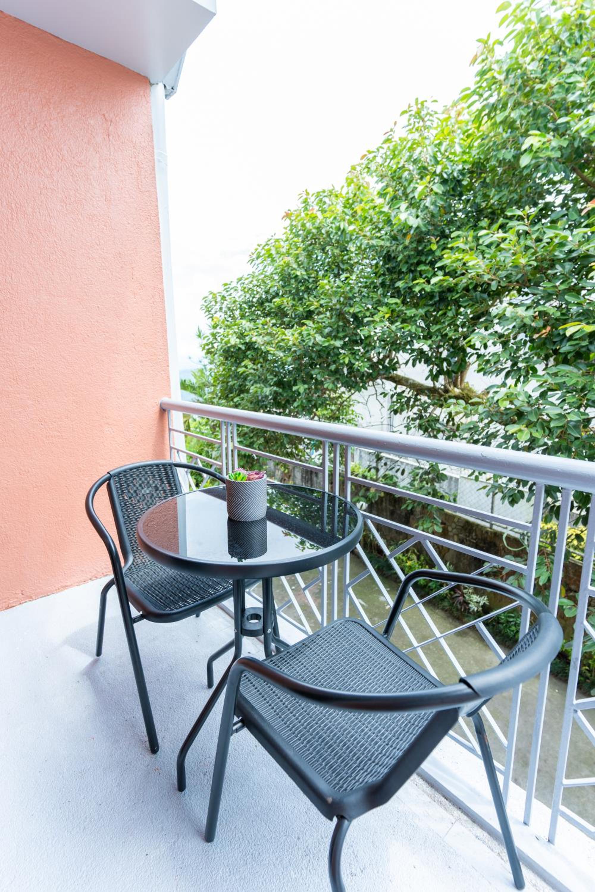 Tagaytay Overlooking Taal. Free Parking Fast Wi-Fi view 3