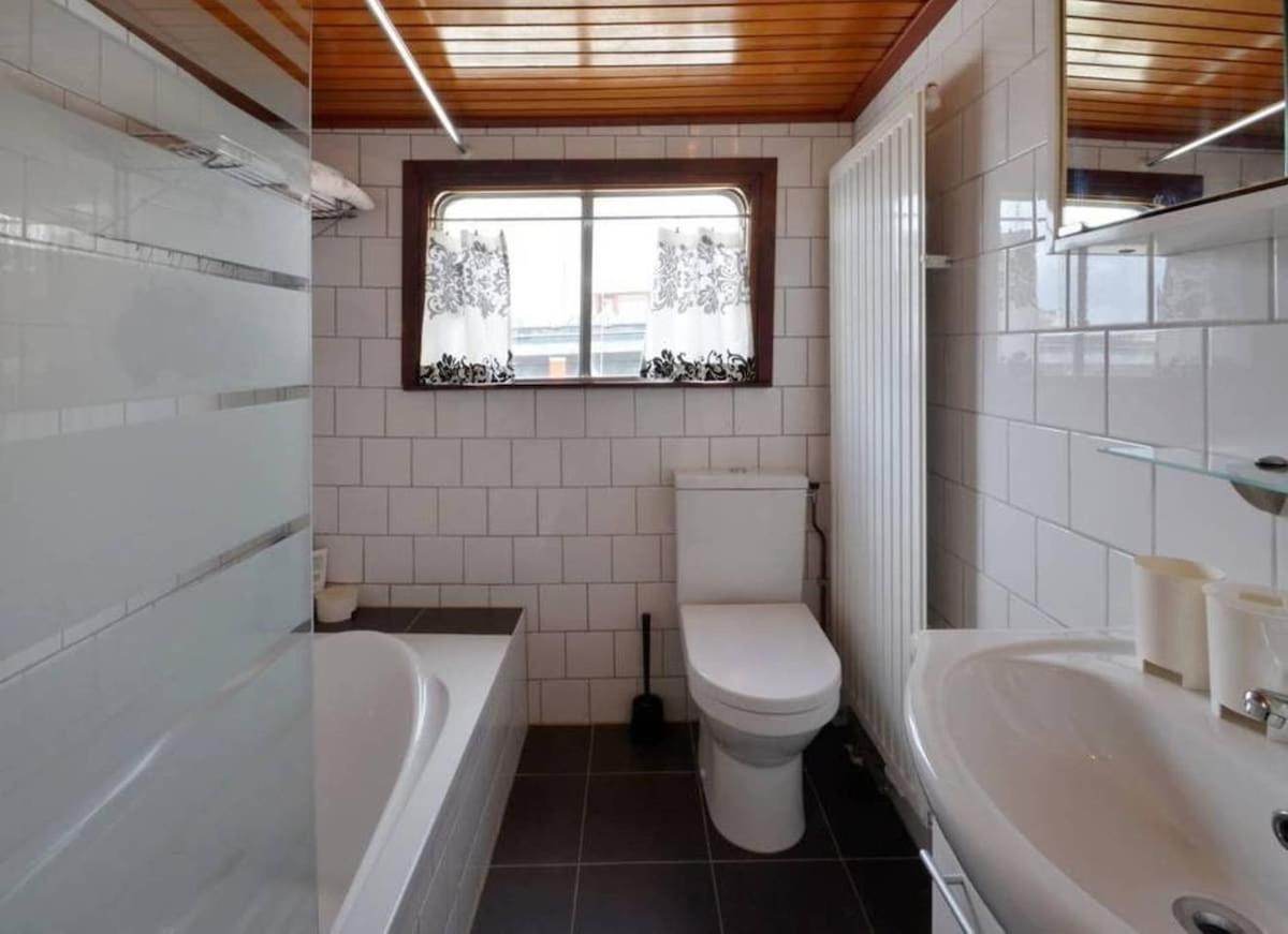 Houseboat Captain's Quarters in Harbour Amsterdam