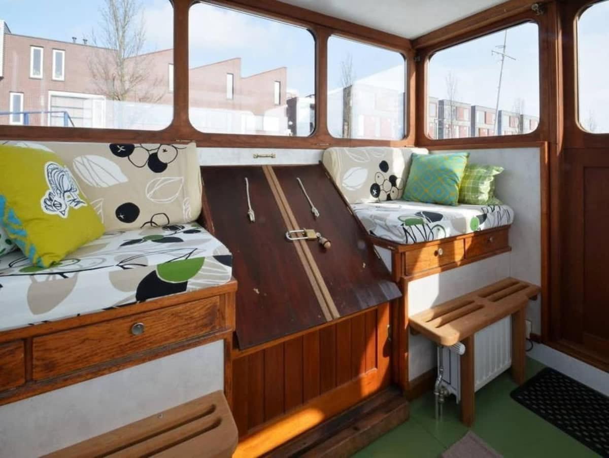 Houseboat Captain's Quarters in Harbour Amsterdam